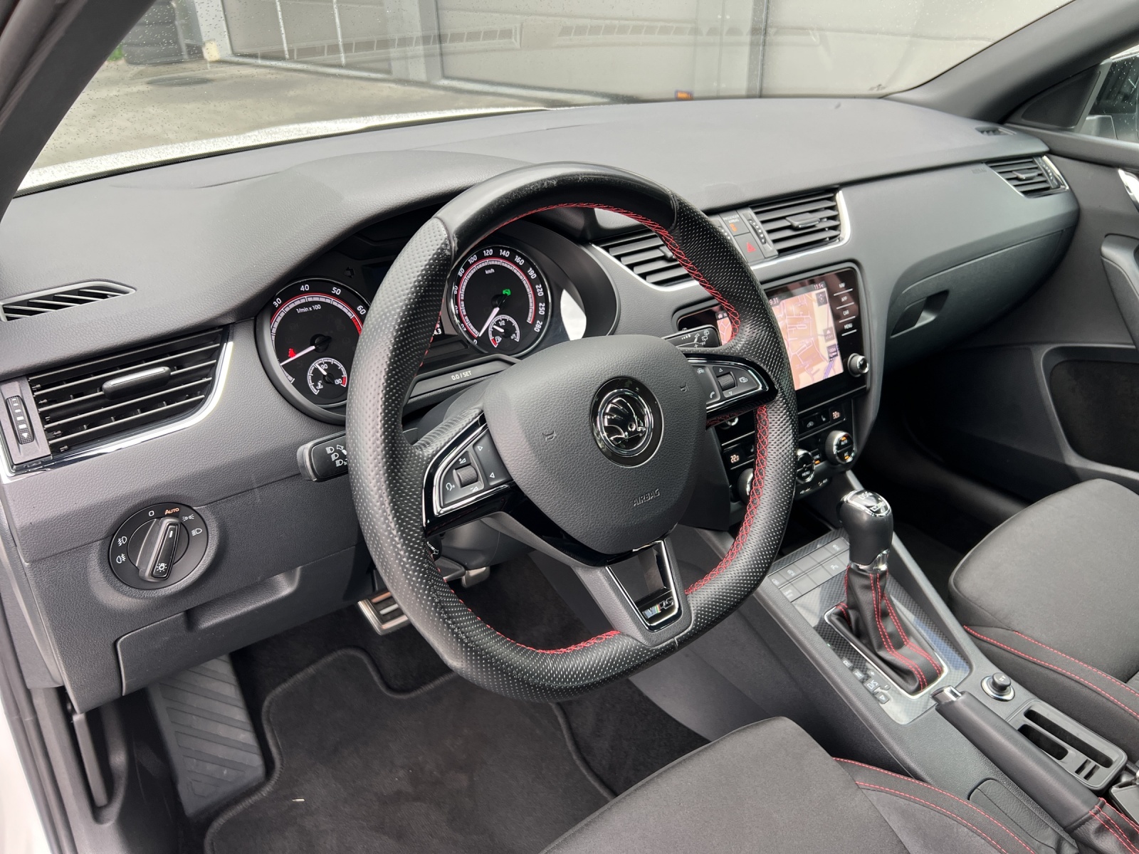 SKODA Octavia Combi 2.0 TSI RS DSG-image-9