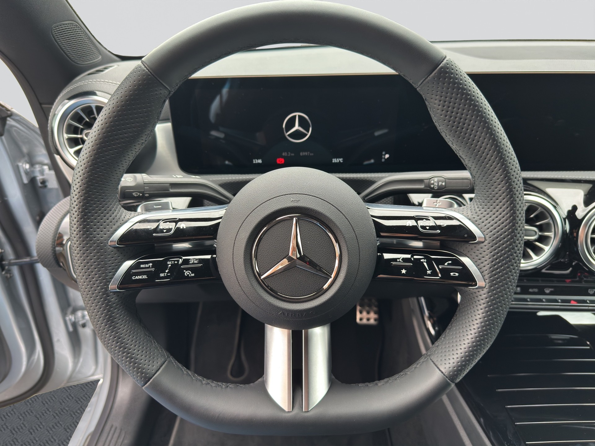 MERCEDES-BENZ CLA 200 Coupe 7G-DCT AMG-Line Night-image-9