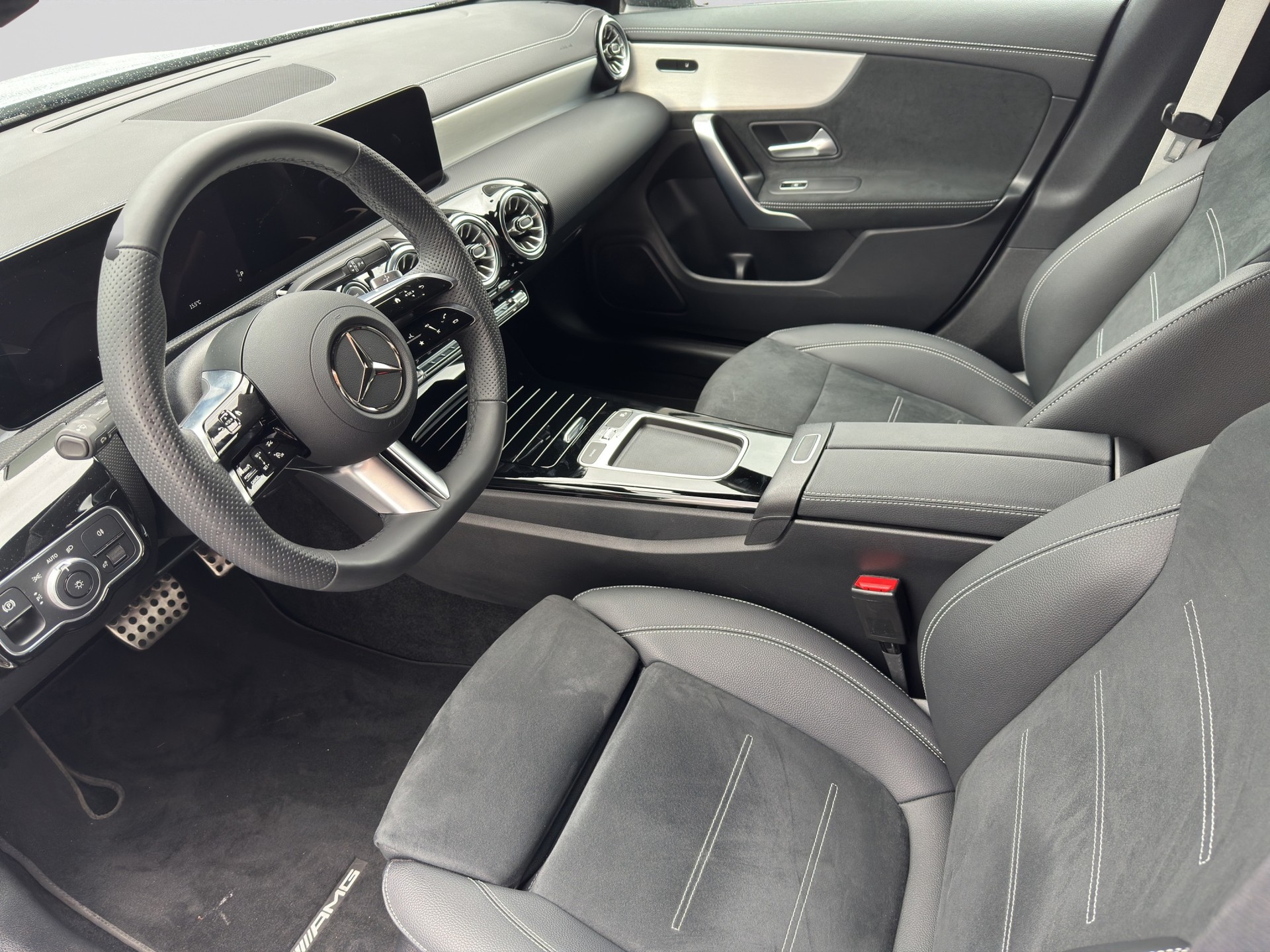 MERCEDES-BENZ CLA 200 Coupe 7G-DCT AMG-Line Night-image-6
