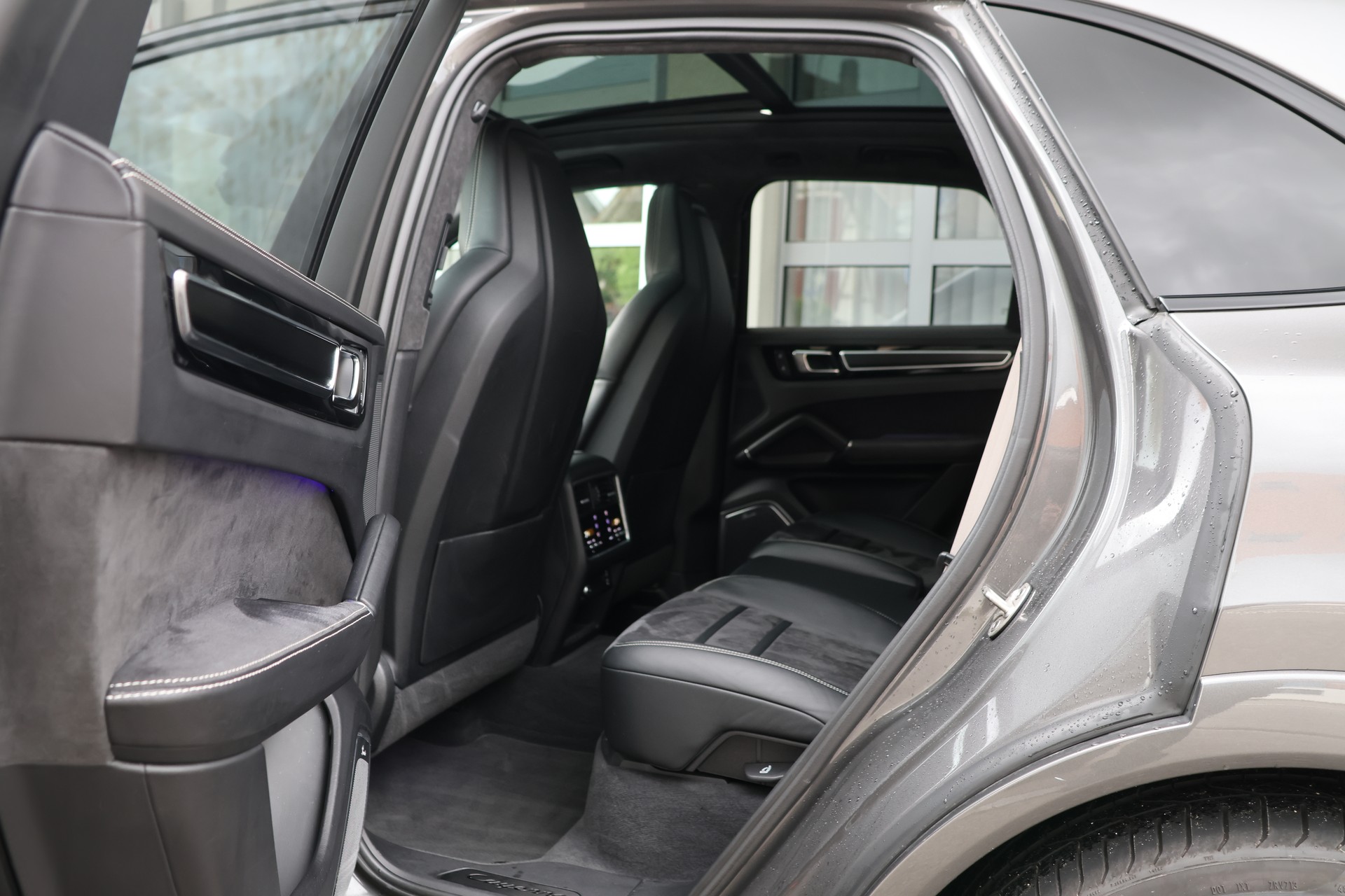 PORSCHE Cayenne GTS (CH) "2+2y Approved"-image-13