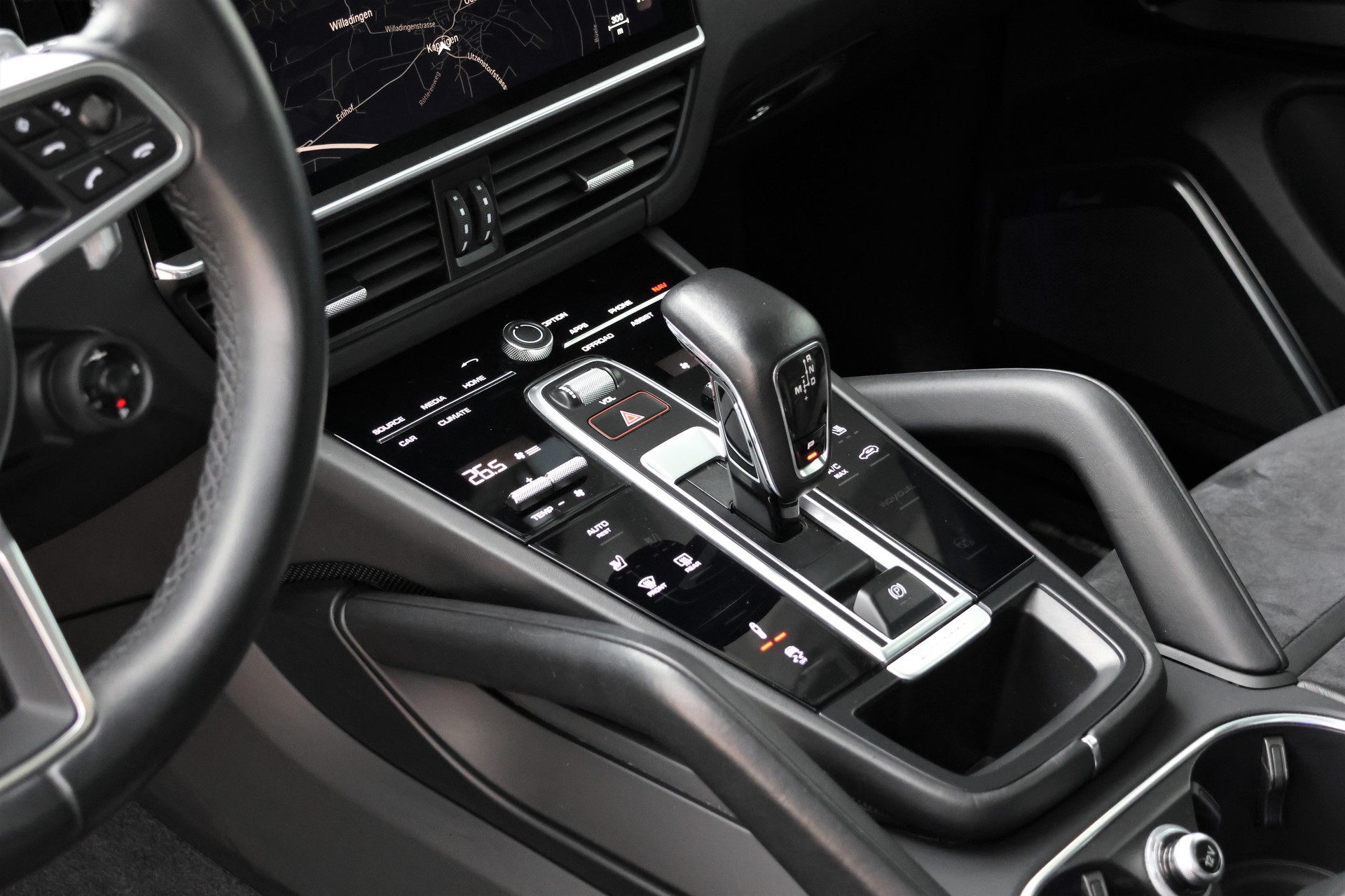 PORSCHE Cayenne GTS (CH) "2+2y Approved"-image-11