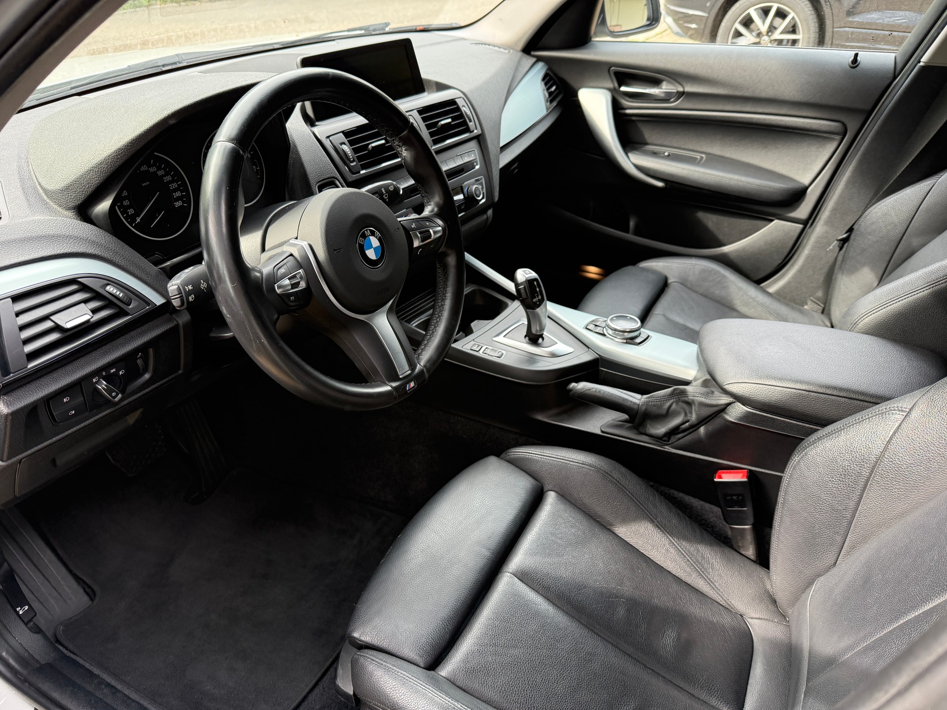 BMW 118i-image-4