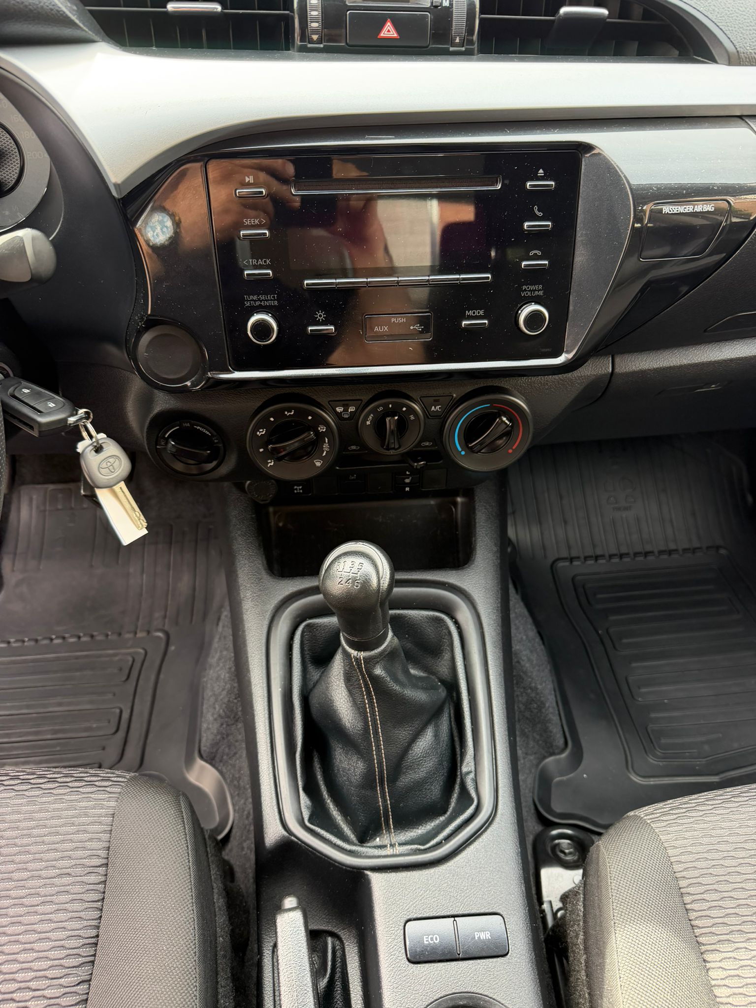 TOYOTA Hilux 2.4D-4D Comfort Double Cab 4x4-image-9