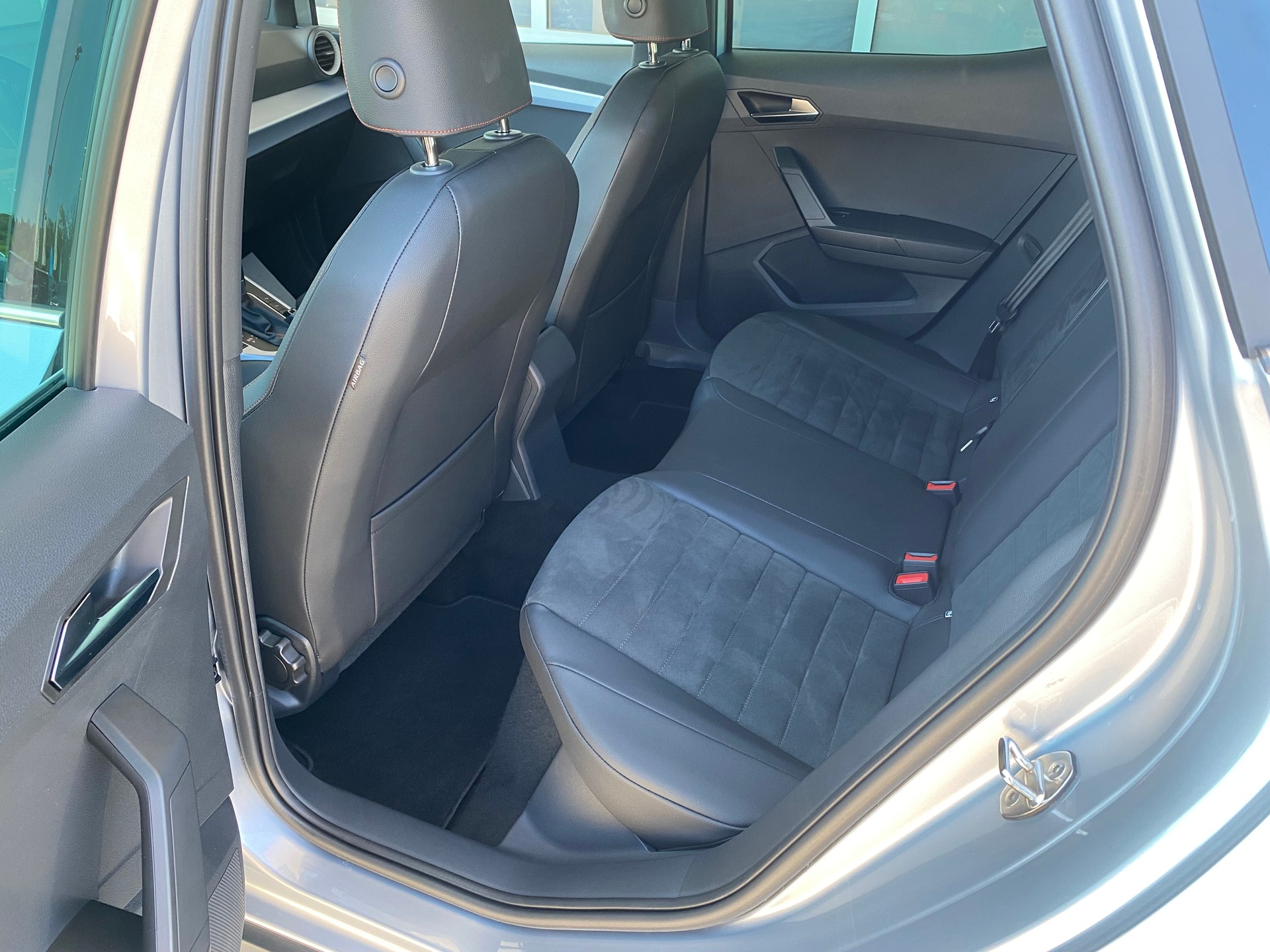 SEAT Arona 1.5 TSI 150PS FR-Line DSG **Top-Ausstattung**-image-7