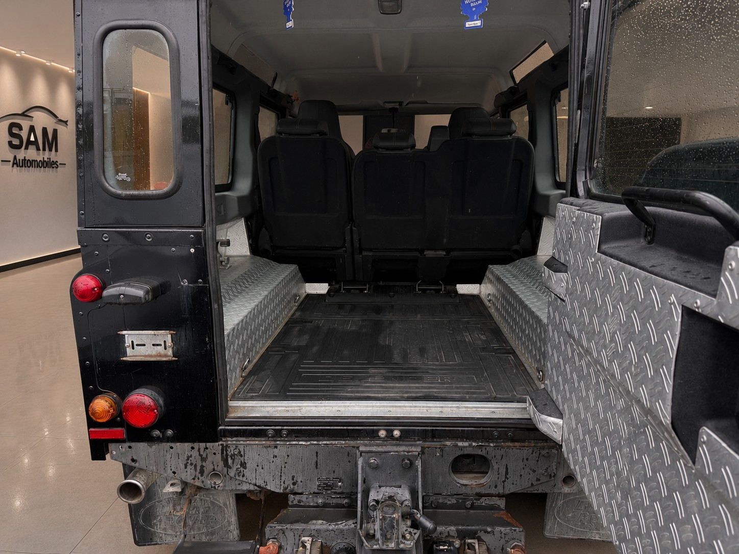 LAND ROVER Defender 110 2.2 TD4 Station Wagon-image-6