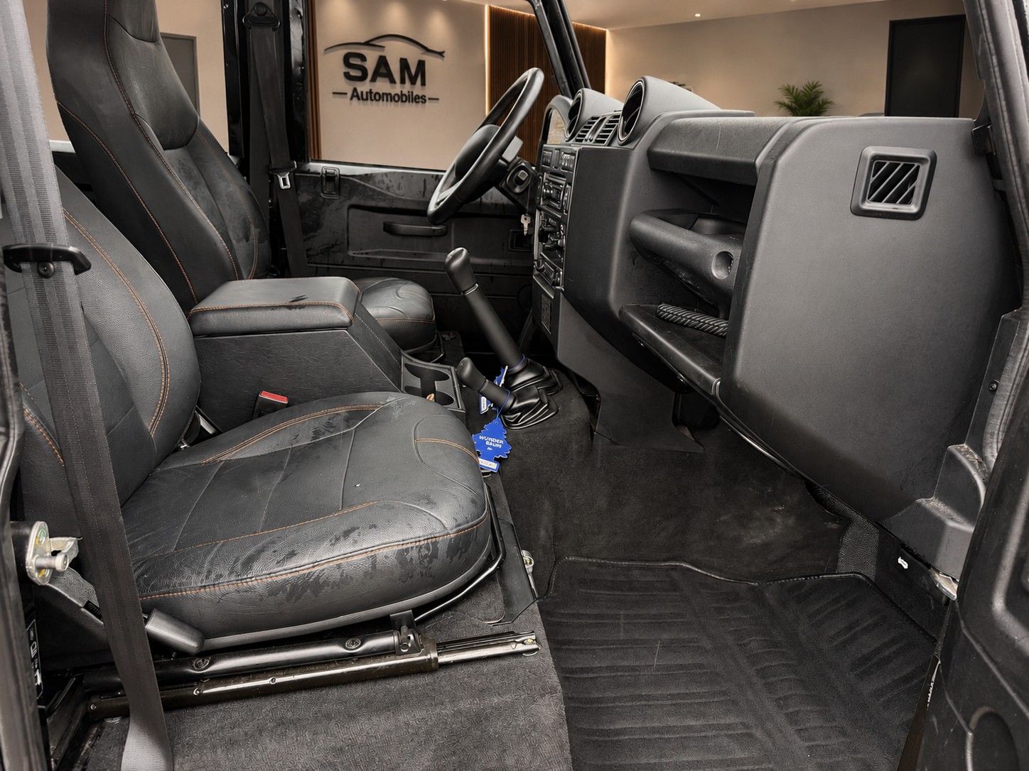 LAND ROVER Defender 110 2.2 TD4 Station Wagon-image-8