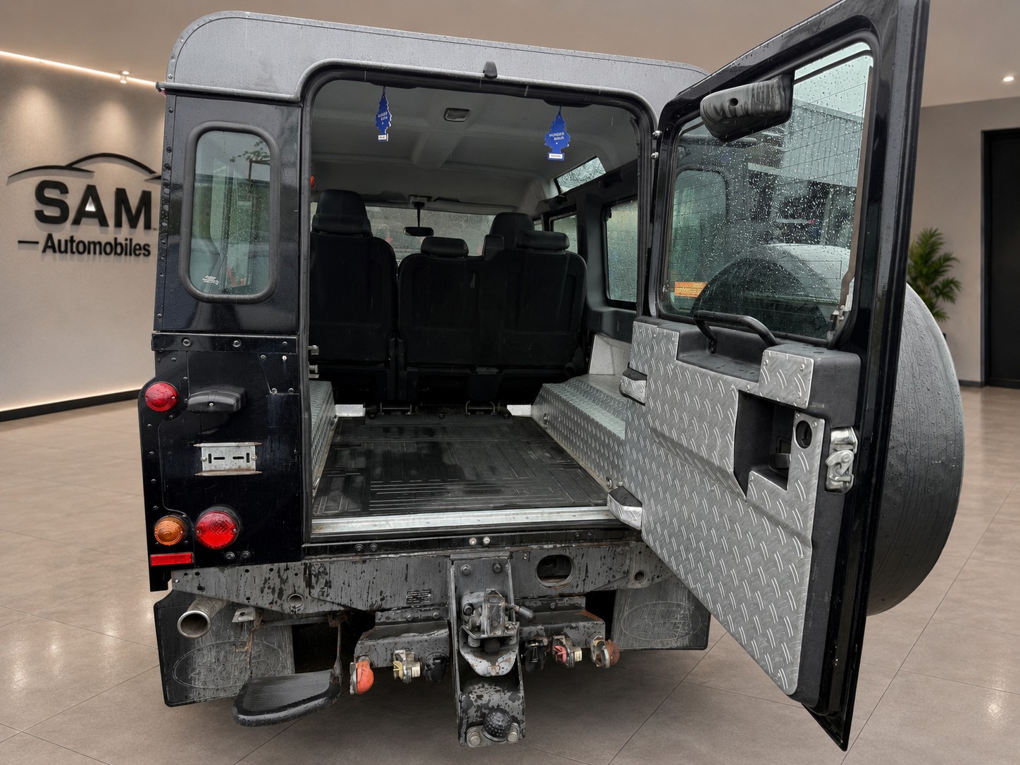 LAND ROVER Defender 110 2.2 TD4 Station Wagon-image-5