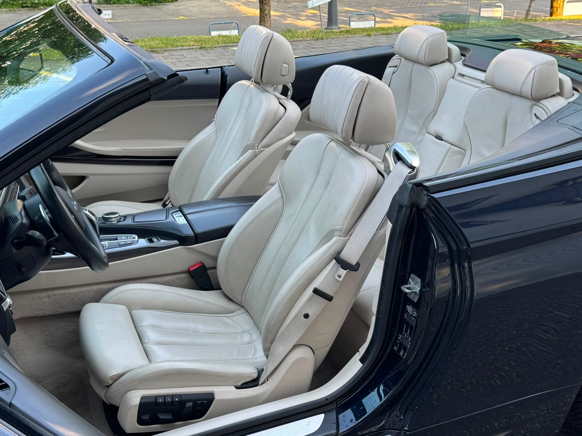 BMW 640i xDrive Cabriolet-image-16