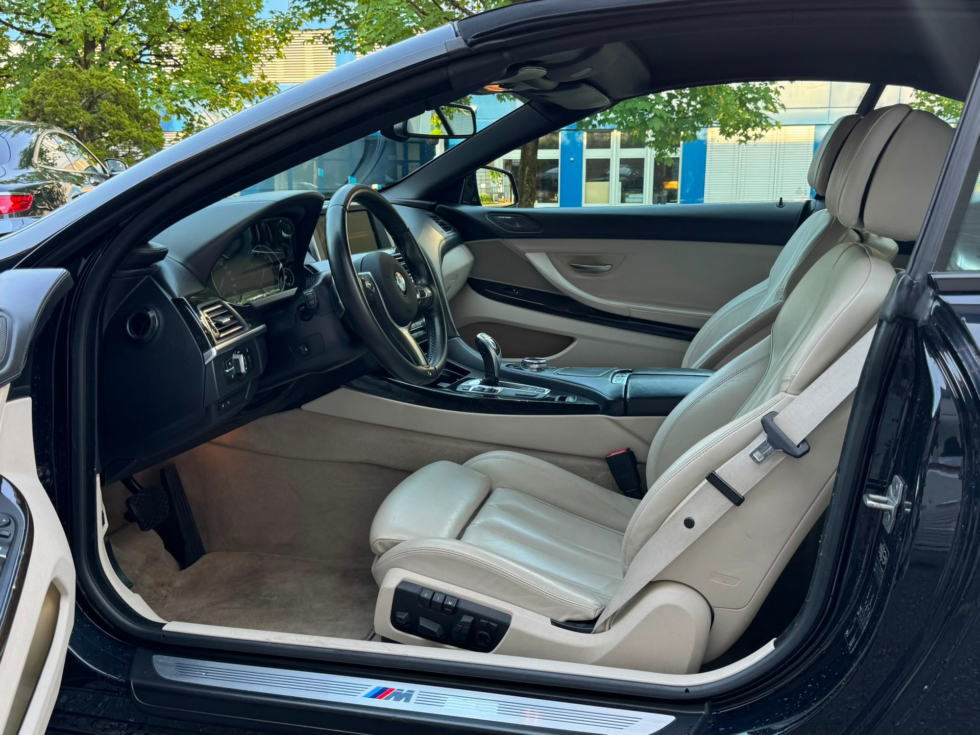 BMW 640i xDrive Cabriolet-image-15