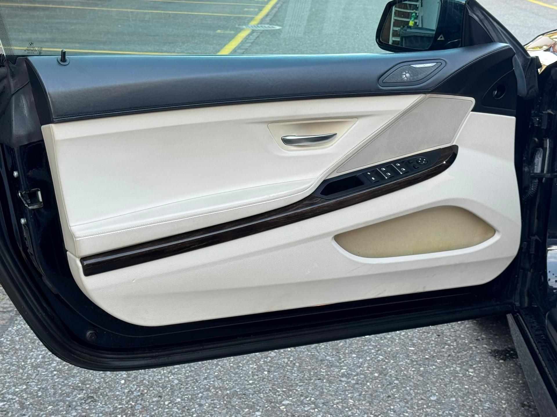 BMW 640i xDrive Cabriolet-image-14