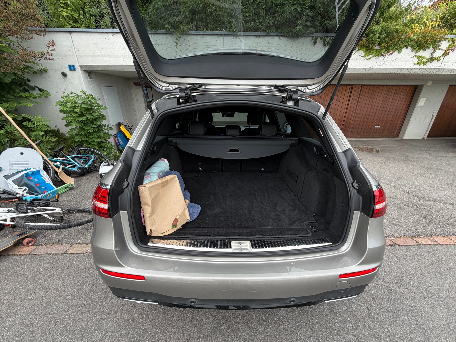 MERCEDES-BENZ E 220 d Swiss Star AMG Line 4matic-image-4