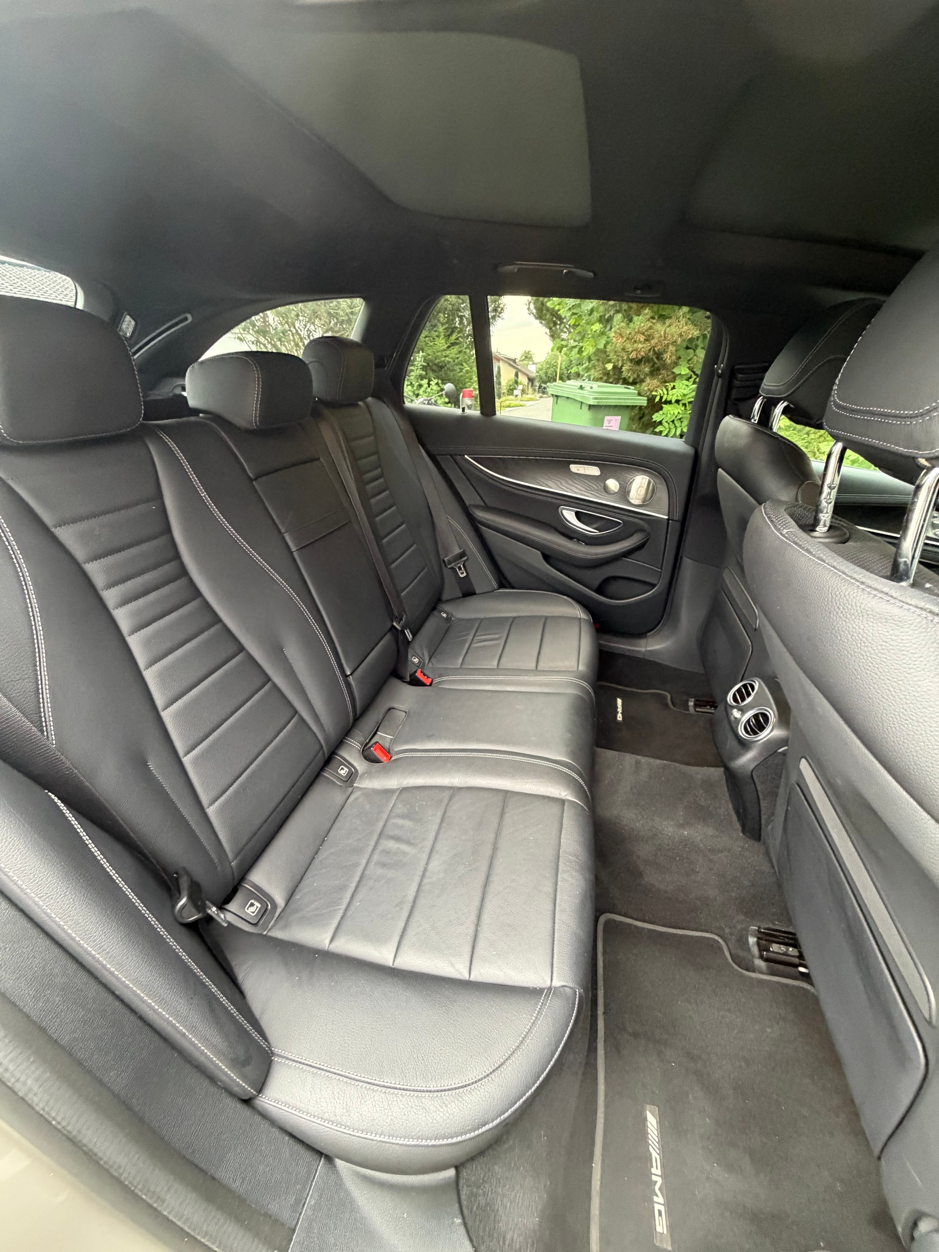 MERCEDES-BENZ E 220 d Swiss Star AMG Line 4matic-image-5