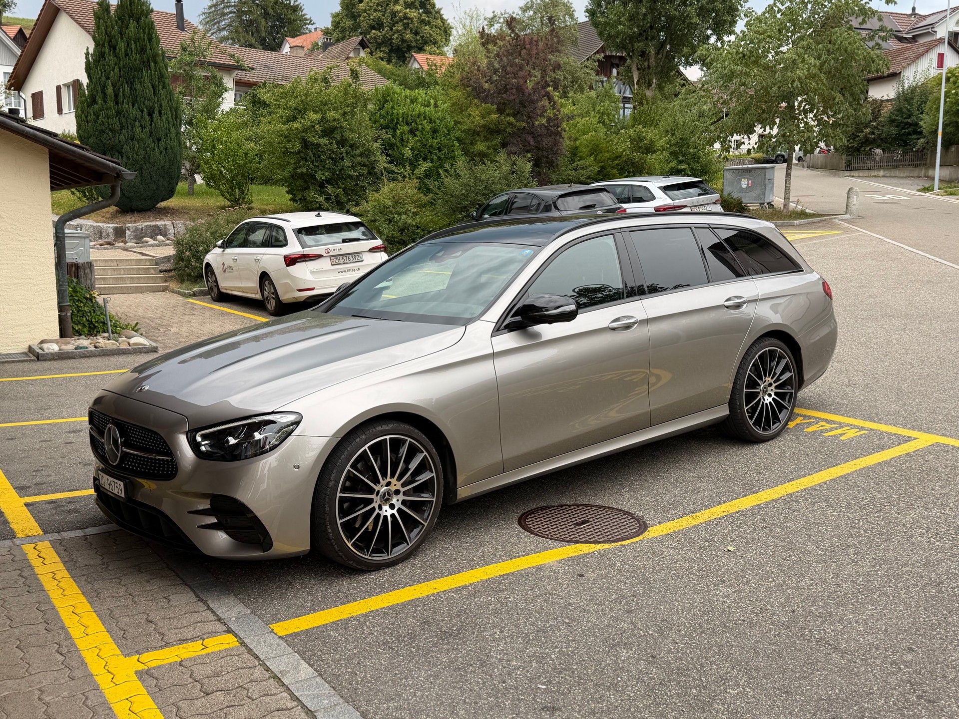 MERCEDES-BENZ E 220 d Swiss Star AMG Line 4matic-image-0