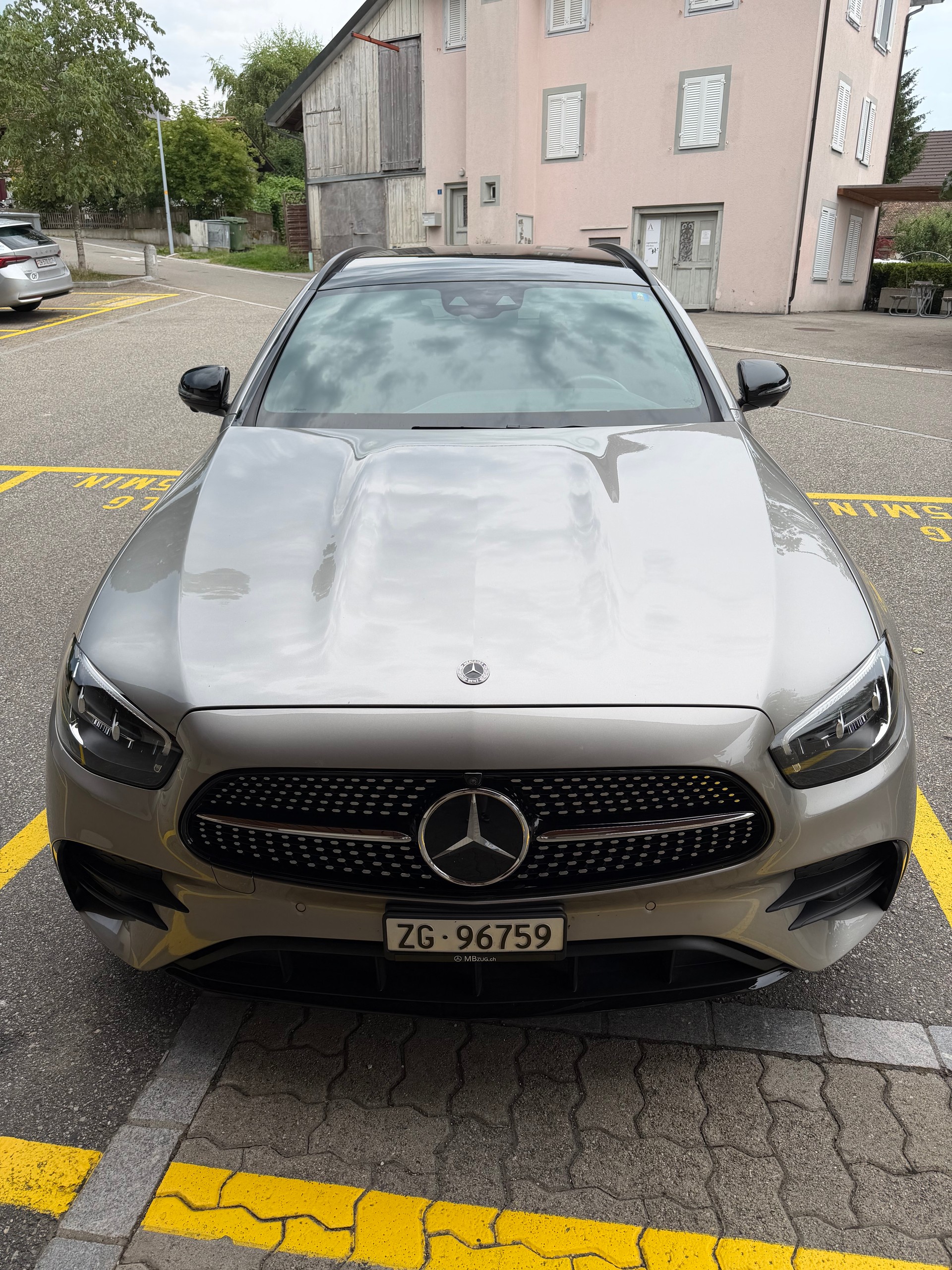 MERCEDES-BENZ E 220 d Swiss Star AMG Line 4matic-image-2