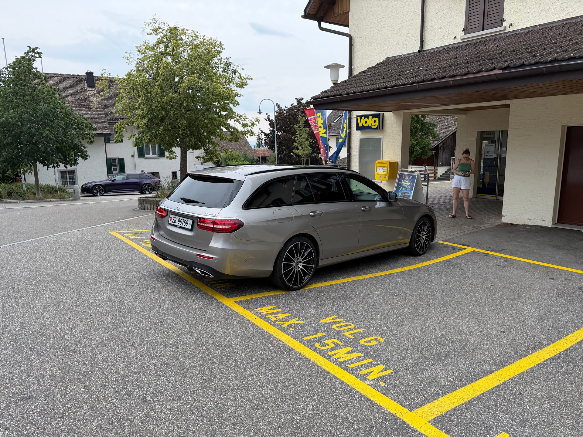 MERCEDES-BENZ E 220 d Swiss Star AMG Line 4matic-image-1
