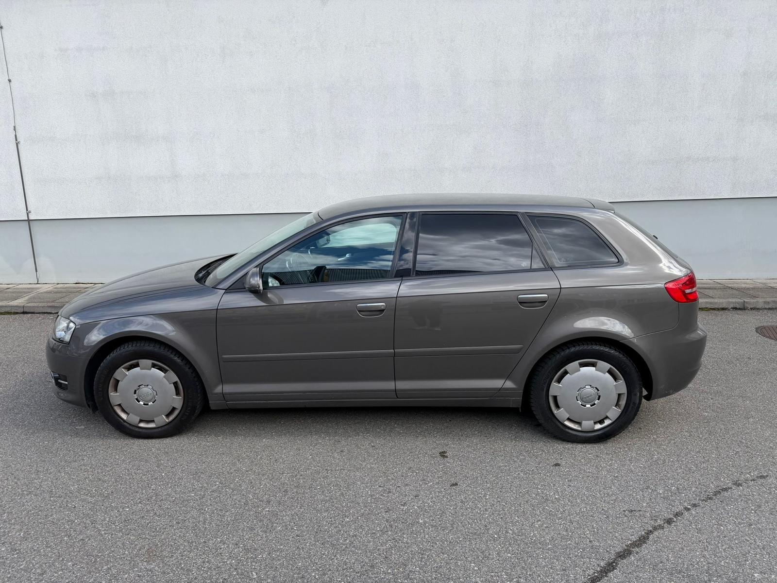 AUDI A3 Sportback 1.4 TFSI Attraction S-tronic-image-8