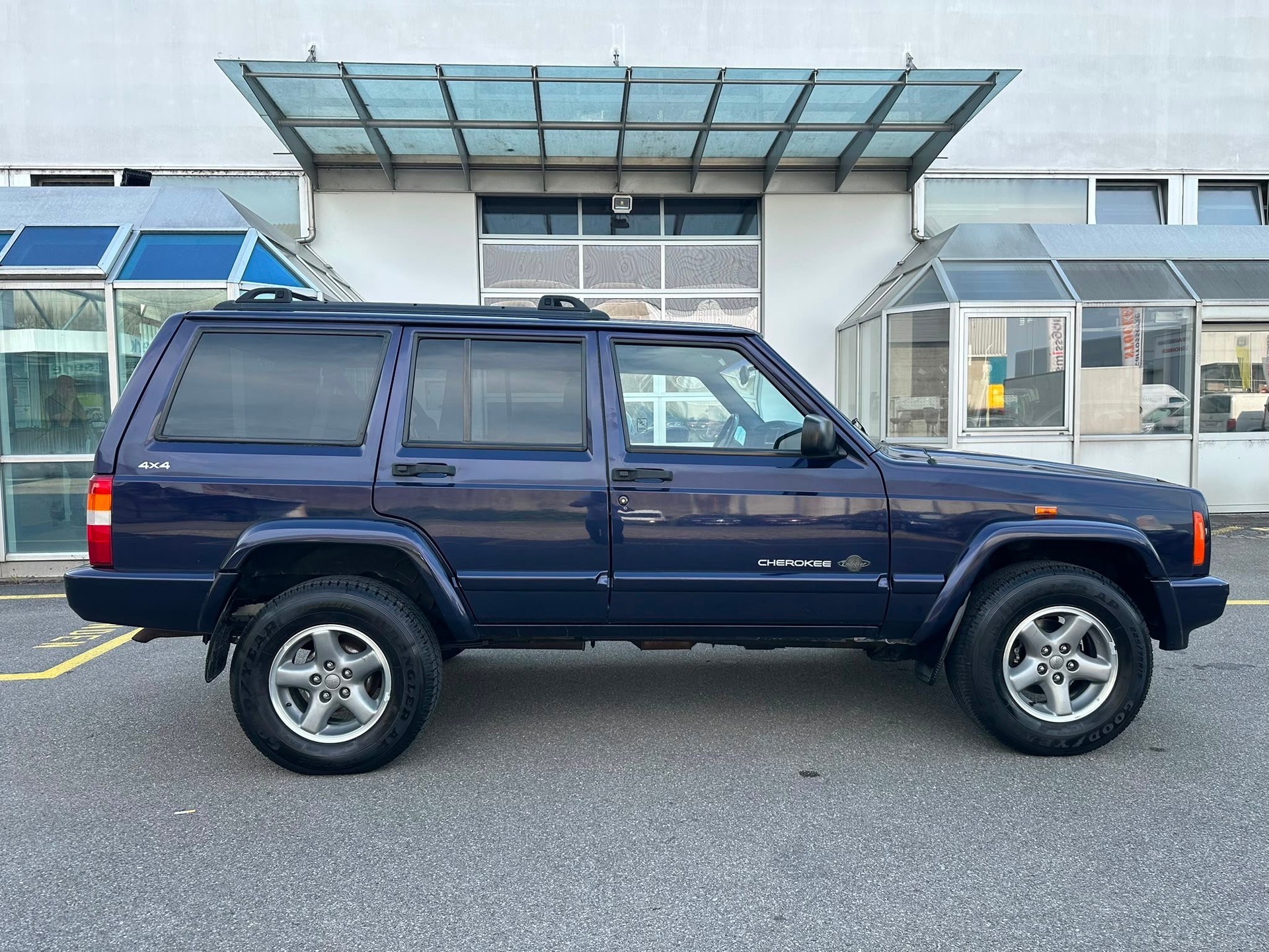 JEEP Cherokee 4.0 Sport Ltd-image-5