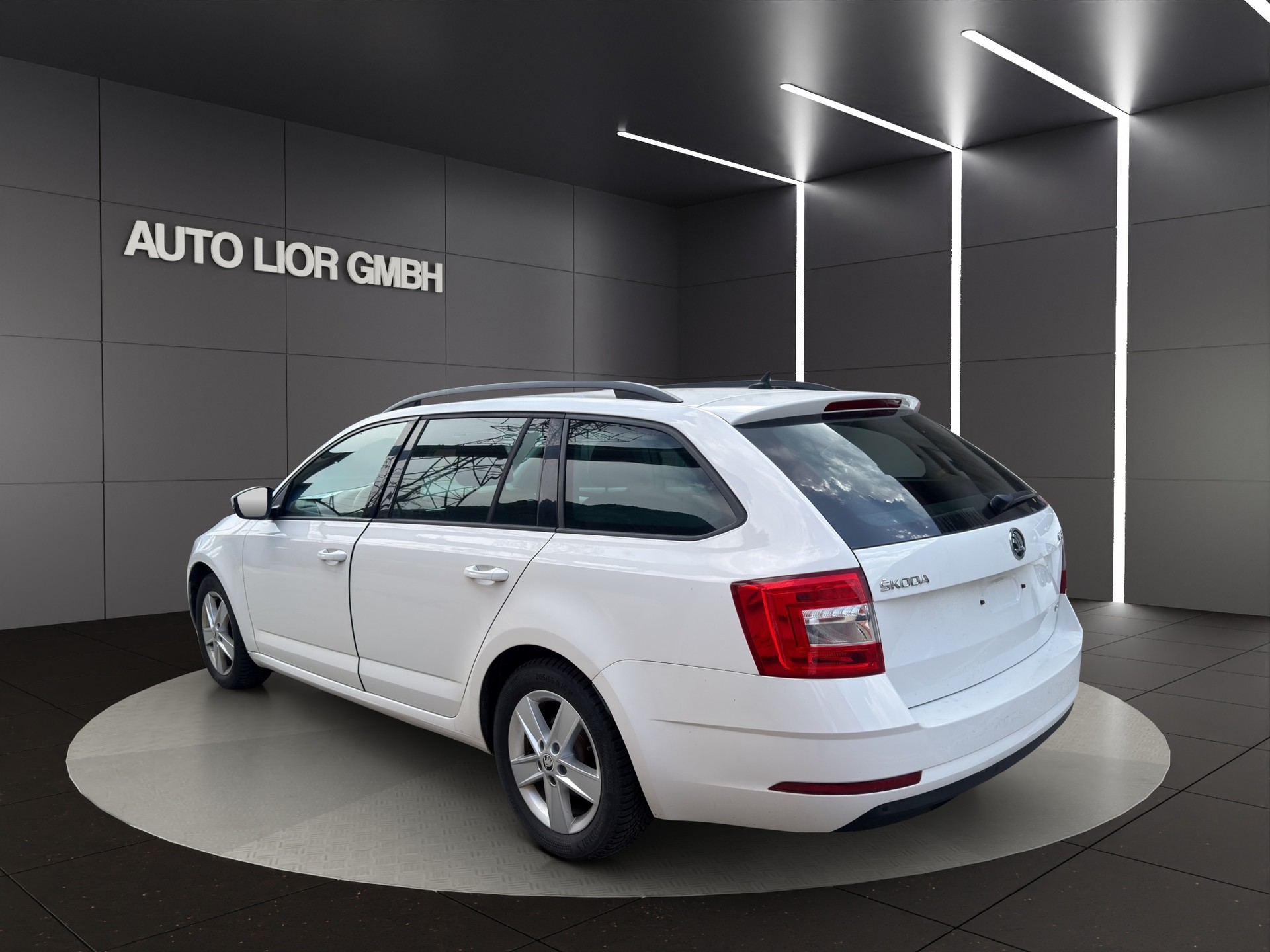 SKODA Octavia Combi 2.0 TDI Scout 4x4 DSG-image-4