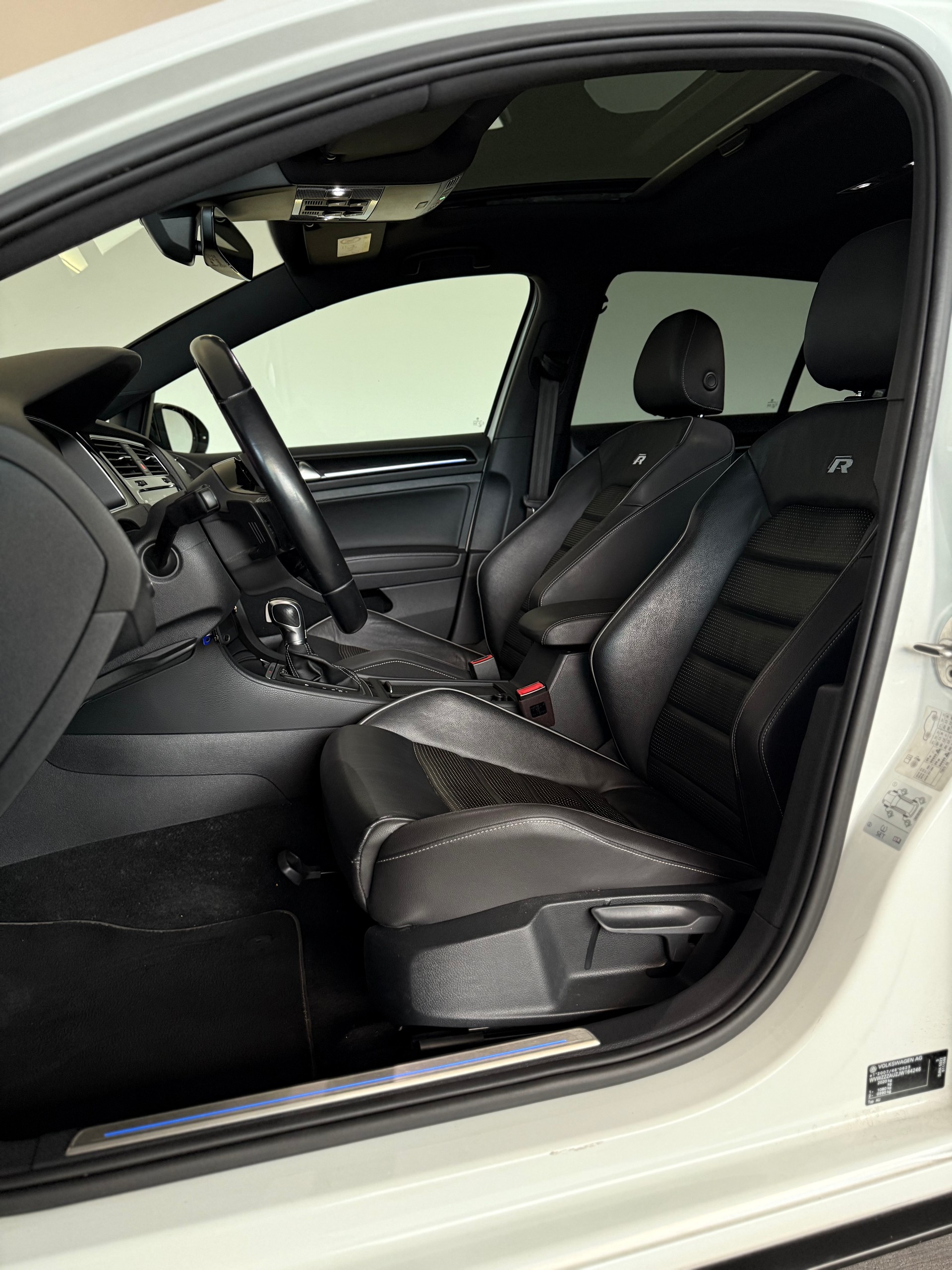 VW Golf 2.0 TSI R 4Motion DSG-image-12