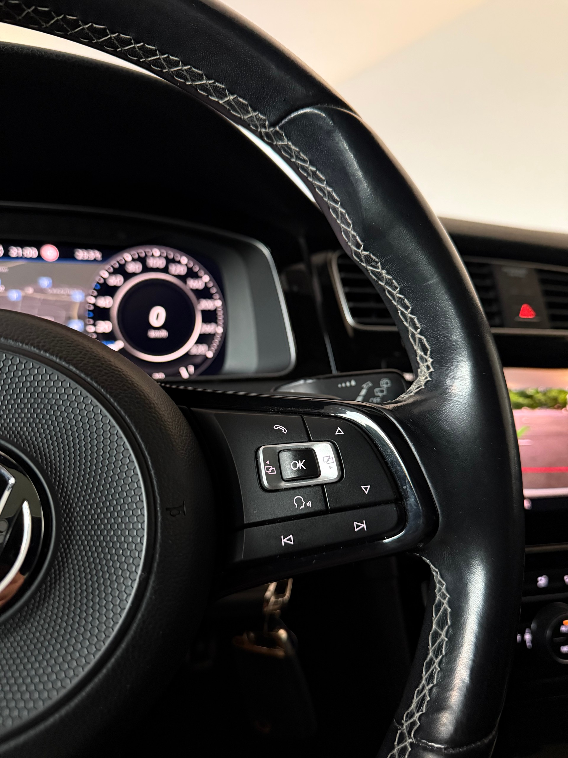 VW Golf 2.0 TSI R 4Motion DSG-image-16