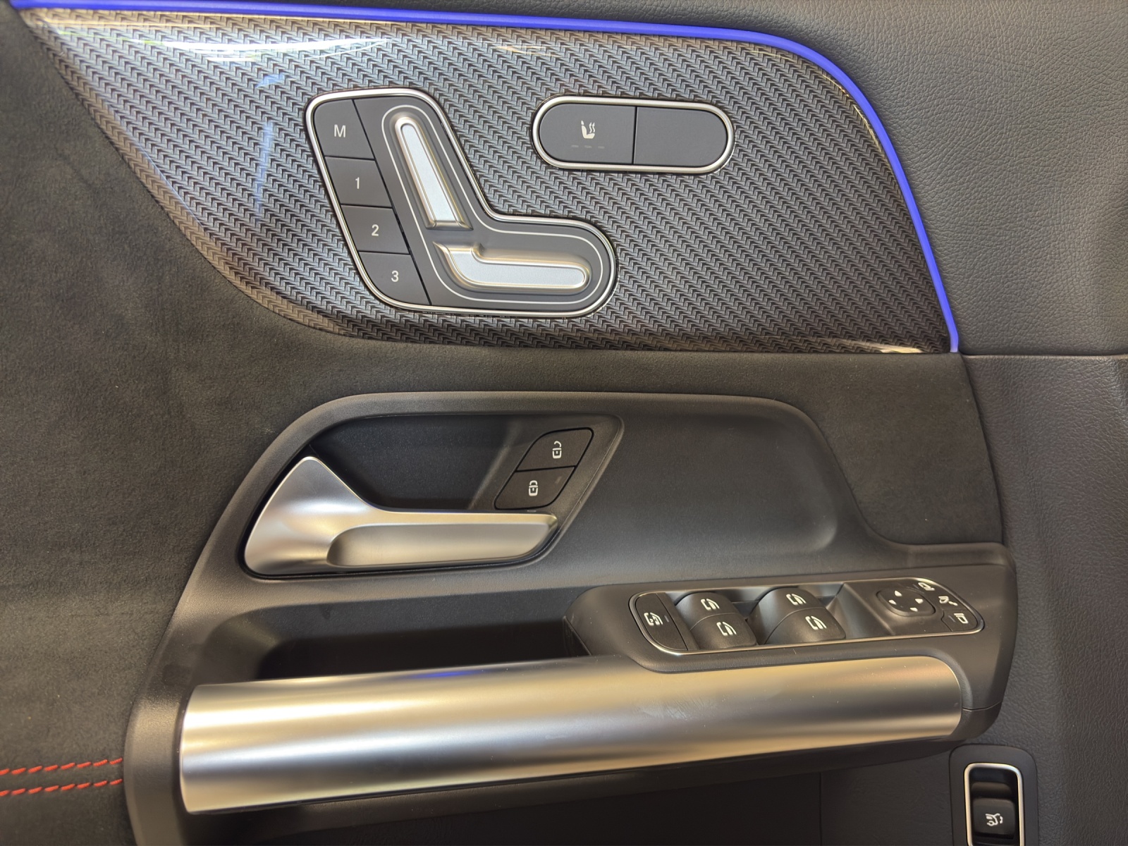 MERCEDES-BENZ GLA 220 4M-image-12