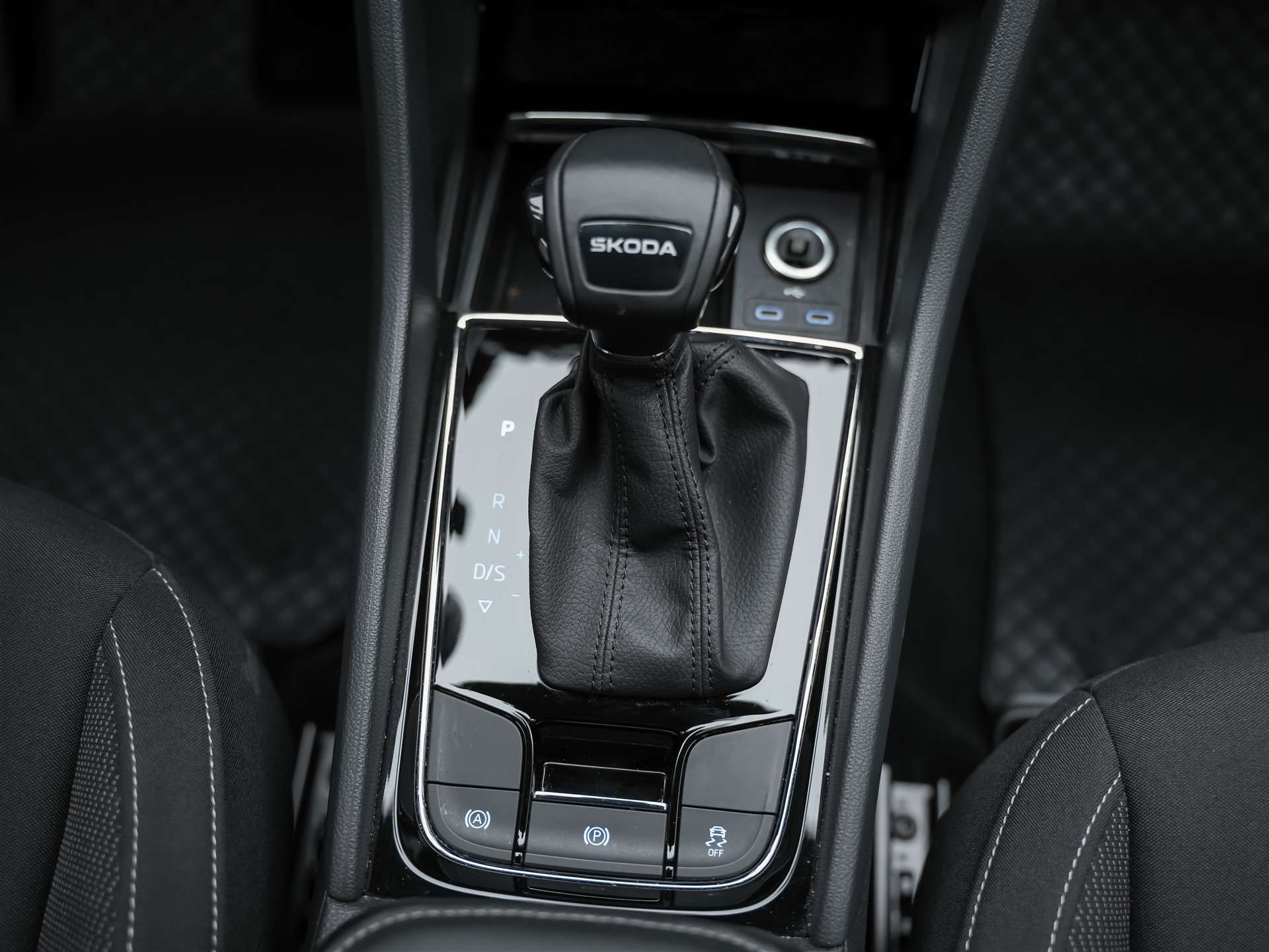 SKODA Karoq 1.5 TSI Selection DSG *Sitzheizung*Lenkradheizung*Rückfahrkamera*-image-20