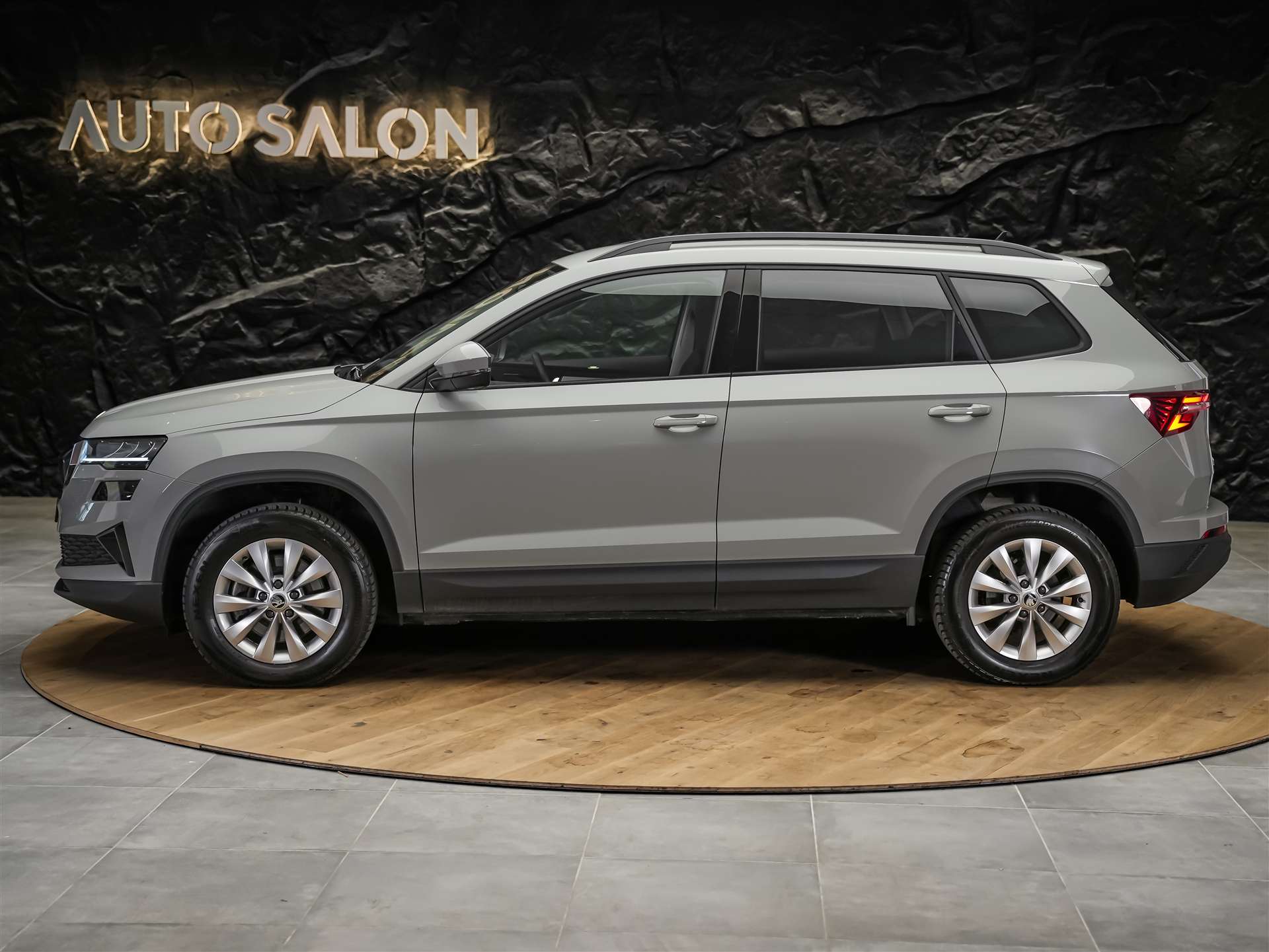 SKODA Karoq 1.5 TSI Selection DSG *Sitzheizung*Lenkradheizung*Rückfahrkamera*-showroom-element-1