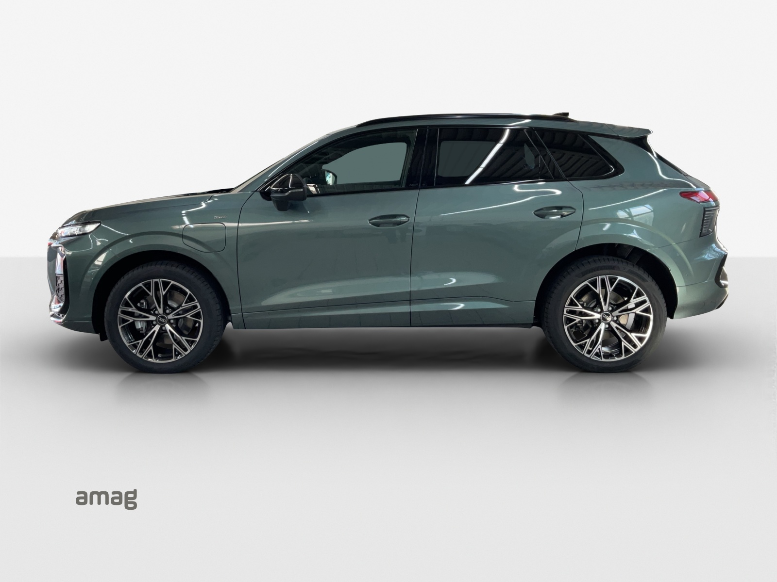 AUDI Q3 SUV e-hybrid 200 kW S tronig-image-1