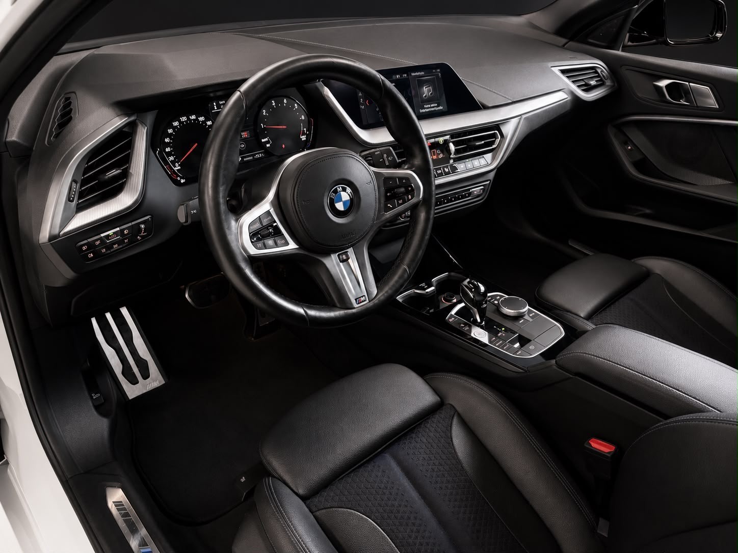 BMW 118i Sport Line Steptronic-image-12