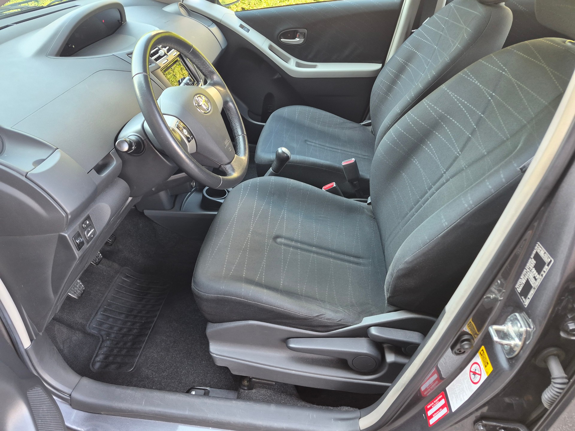 TOYOTA Yaris 1.3 City-image-5