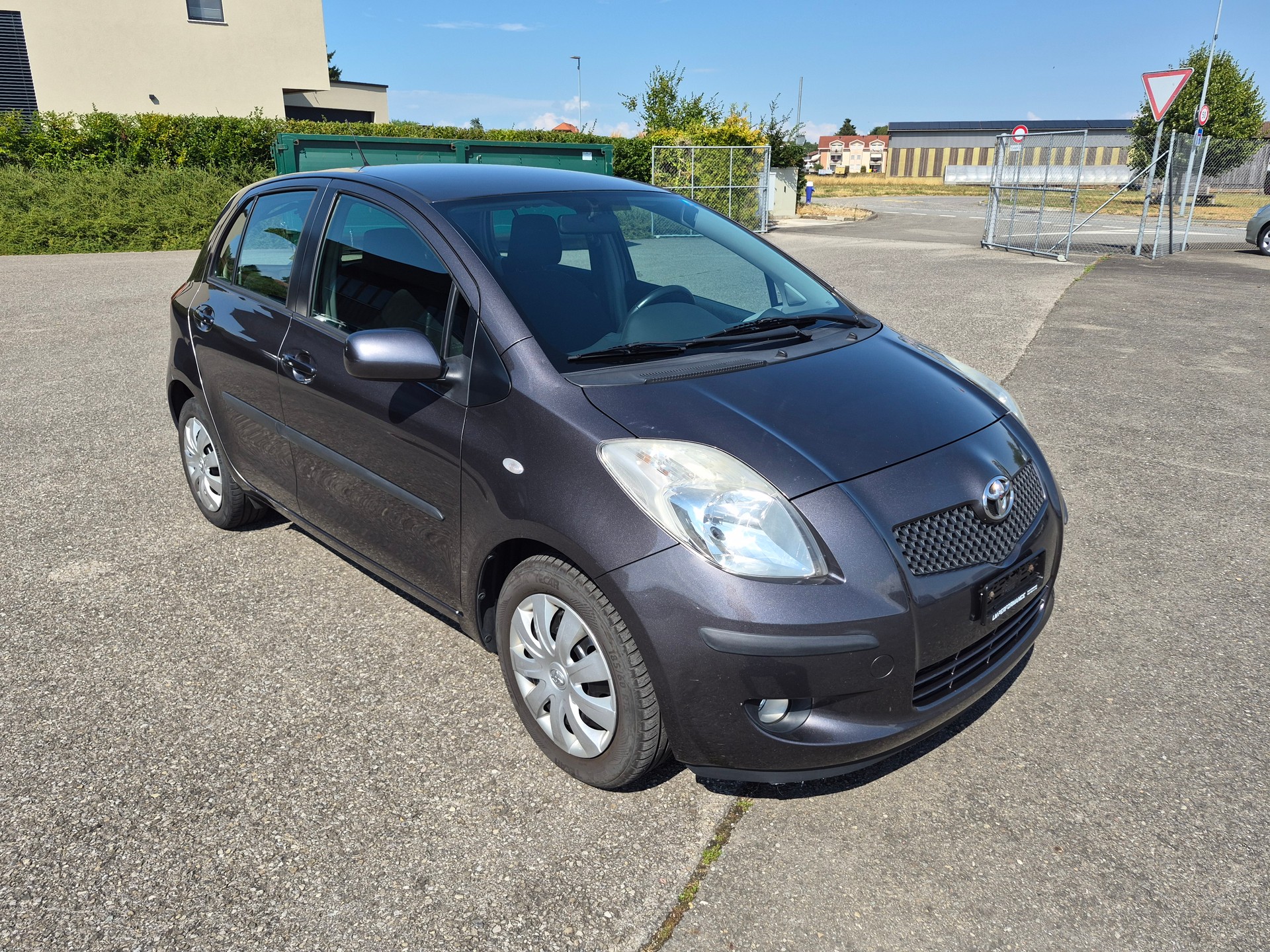 TOYOTA Yaris 1.3 City-image-3