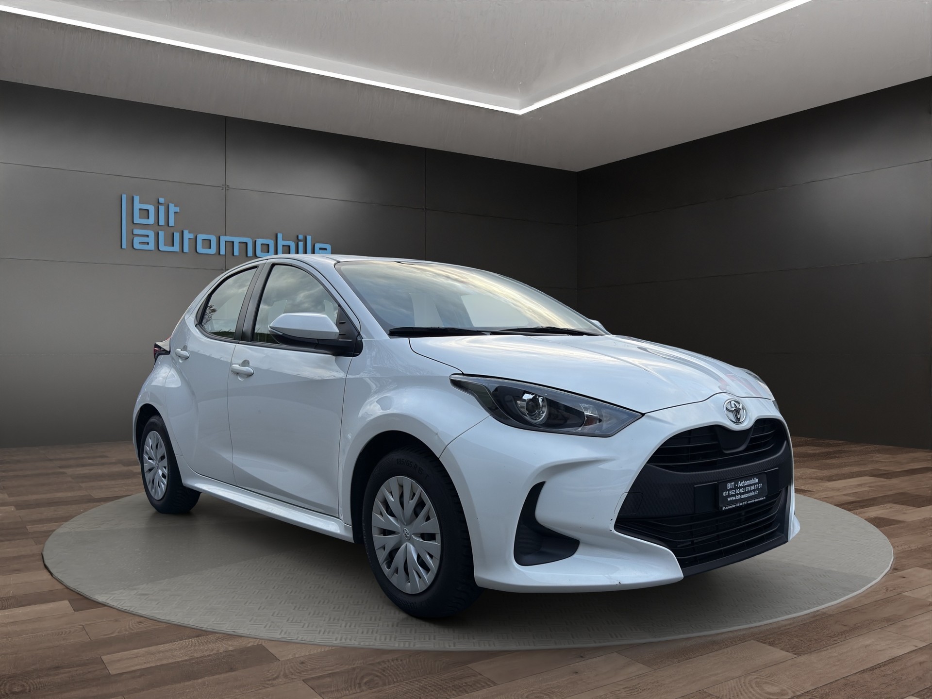 TOYOTA Yaris 1.0 Active-image-8