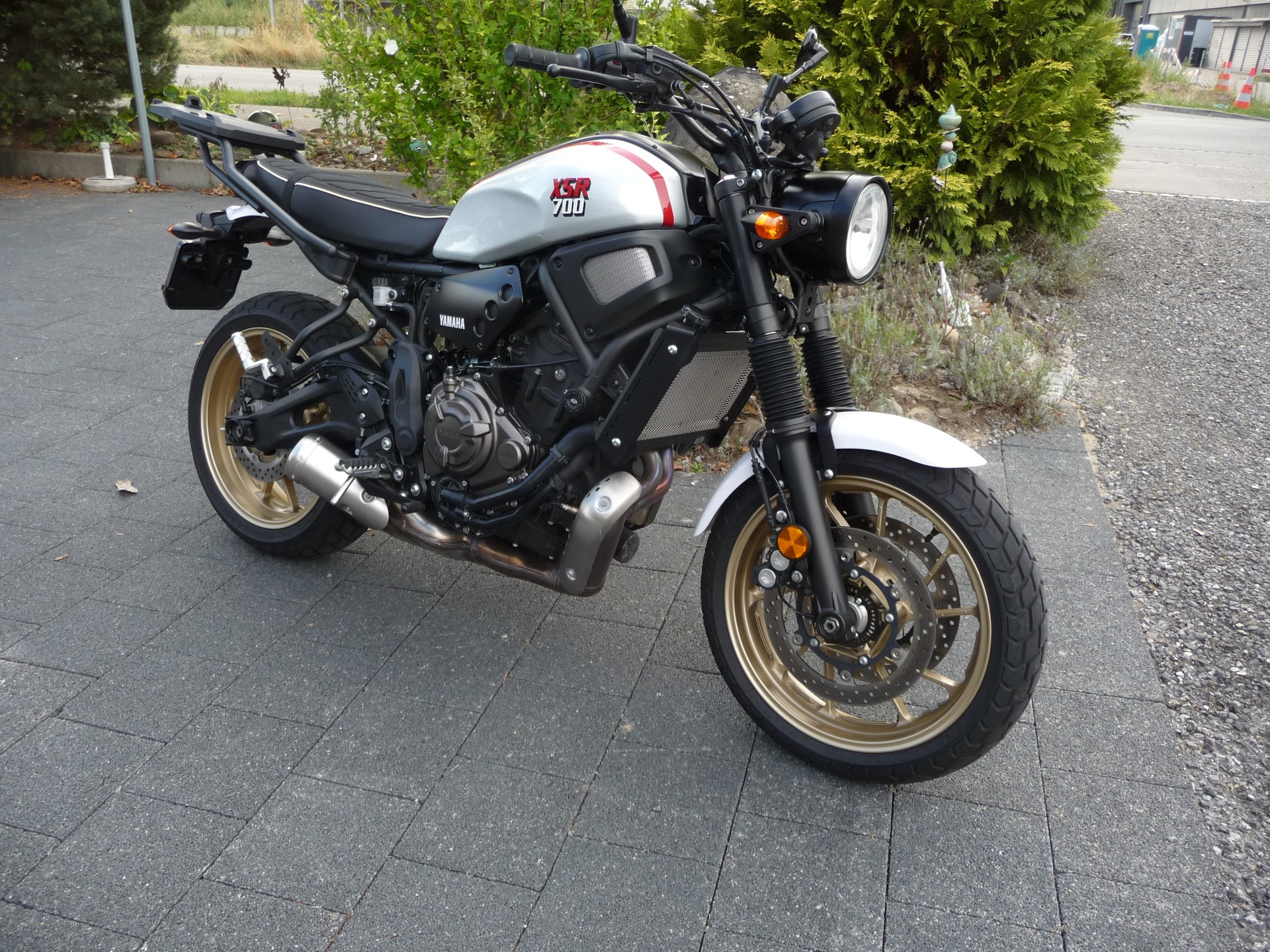 YAMAHA XSR 700 XTribute-showroom-element-1