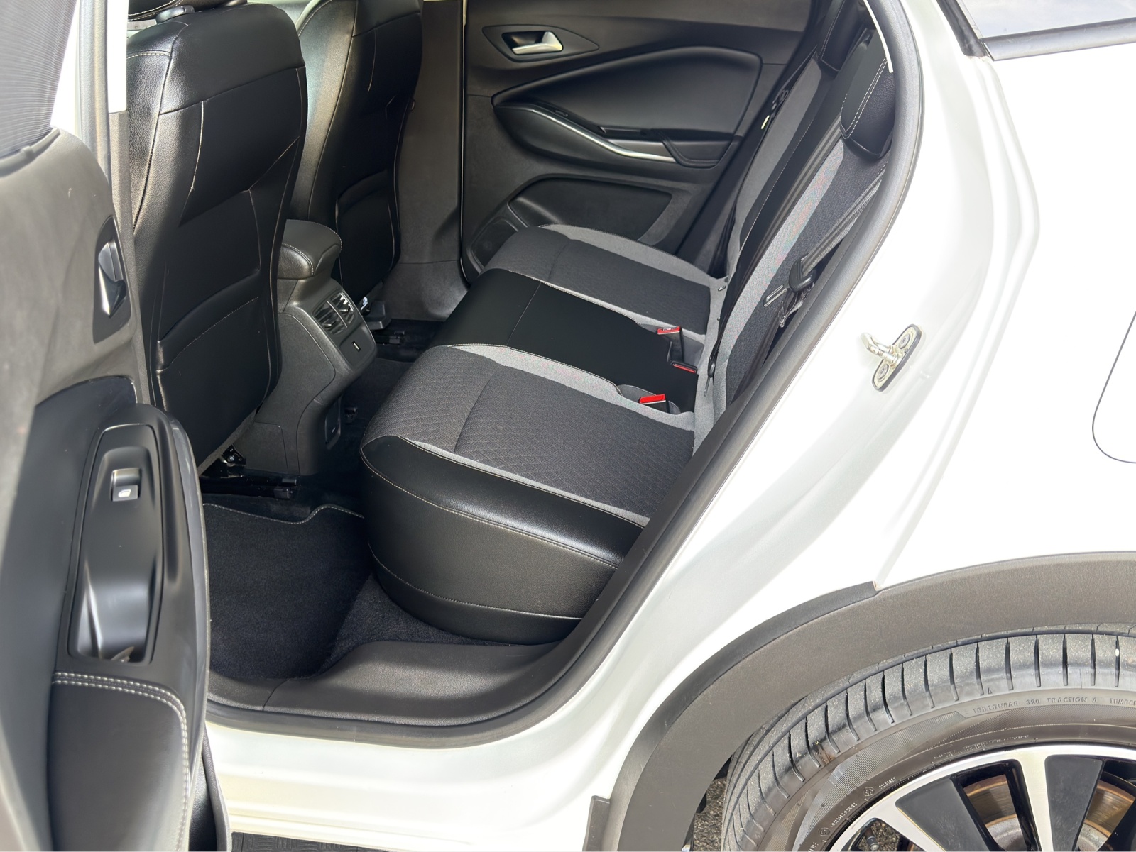 OPEL Grandland X 1.6 Hybrid4 Excellence Automatik-image-14