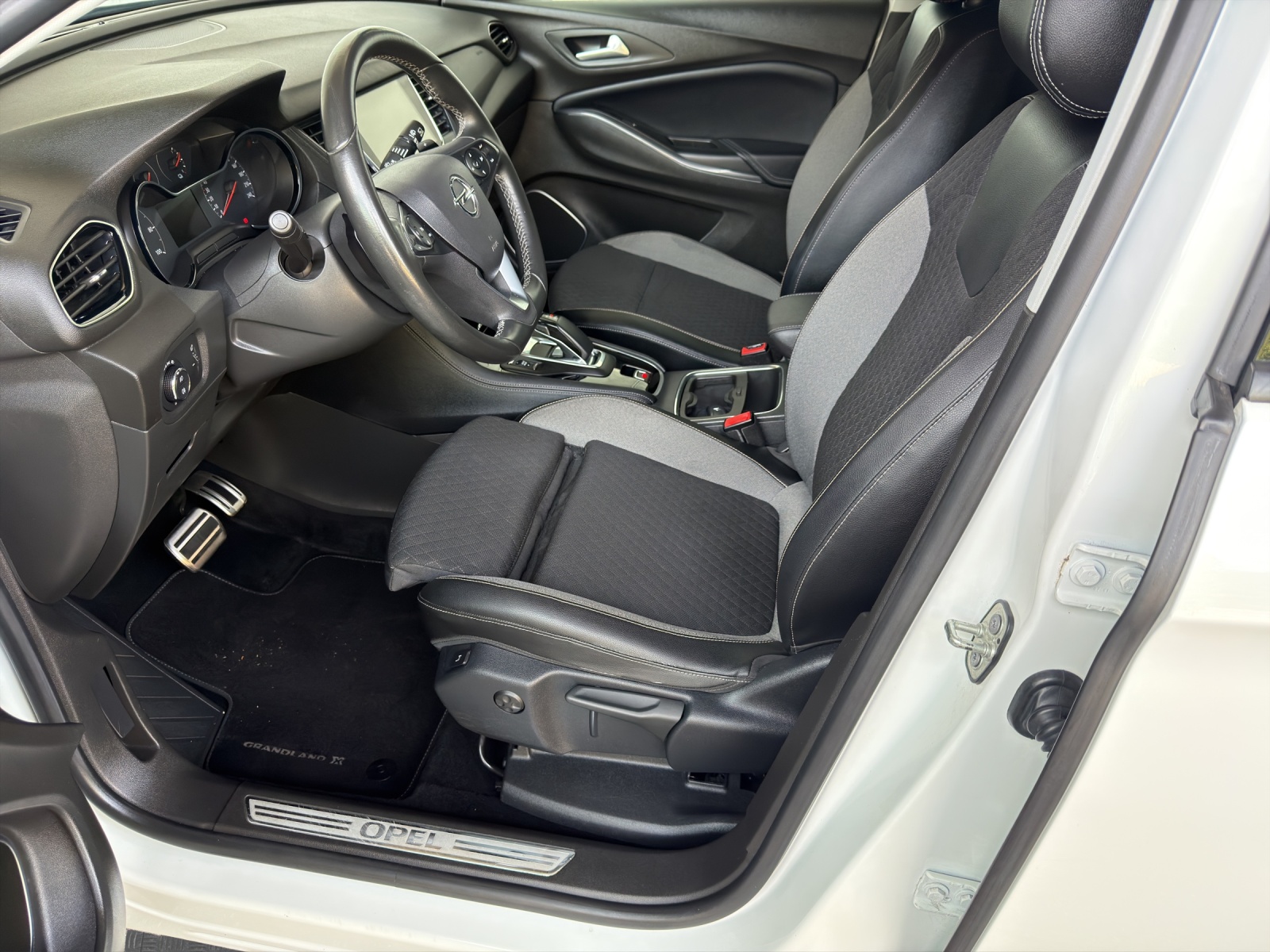 OPEL Grandland X 1.6 Hybrid4 Excellence Automatik-image-9