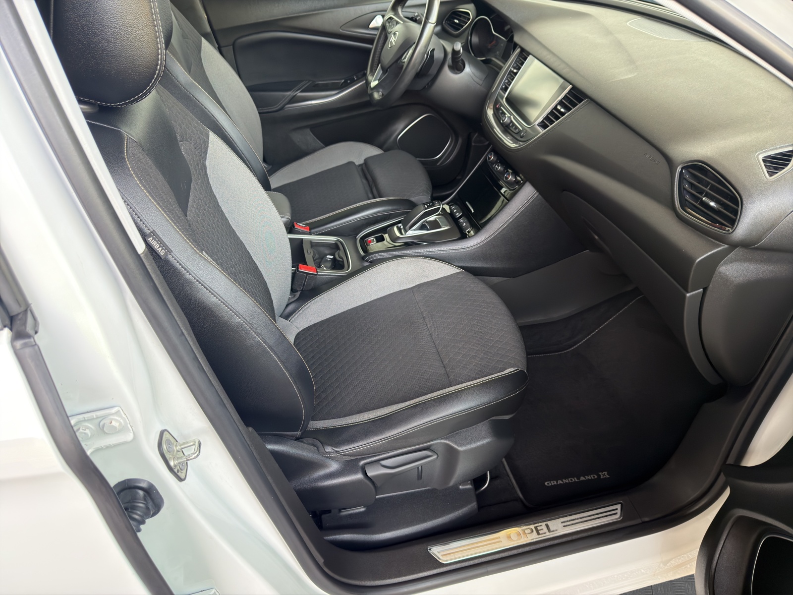 OPEL Grandland X 1.6 Hybrid4 Excellence Automatik-image-12