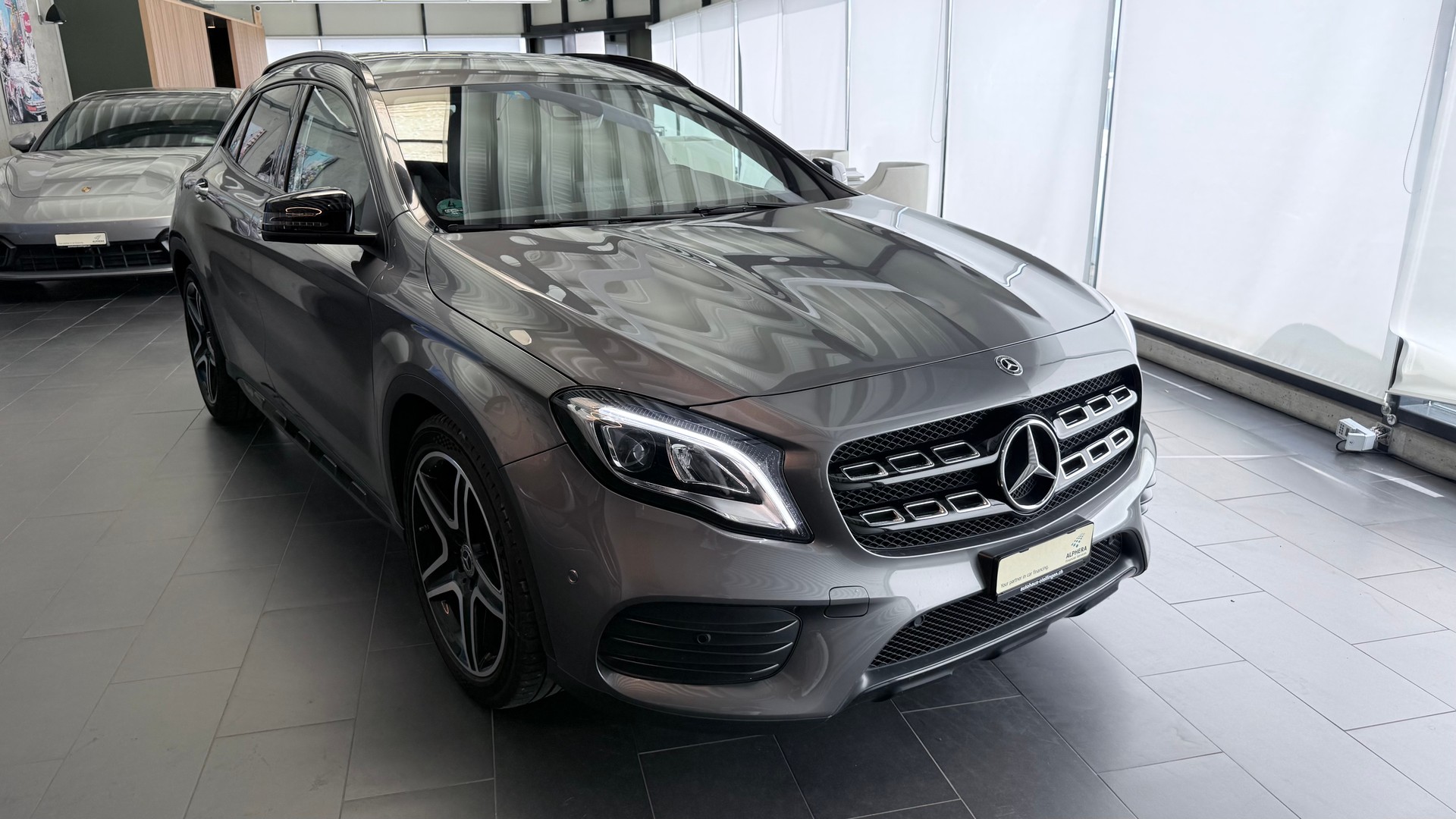 MERCEDES-BENZ GLA 250 AMG Line 4m-image-2