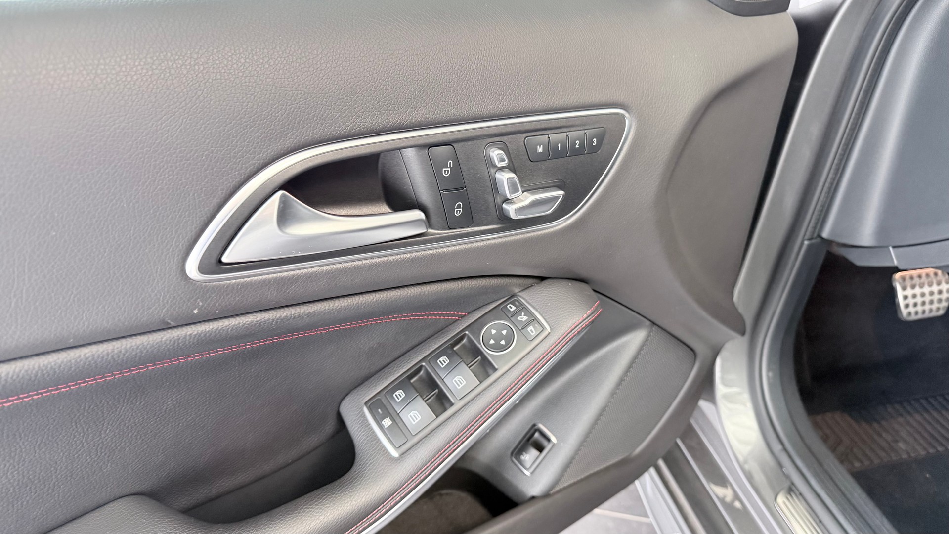 MERCEDES-BENZ GLA 250 AMG Line 4m-image-11