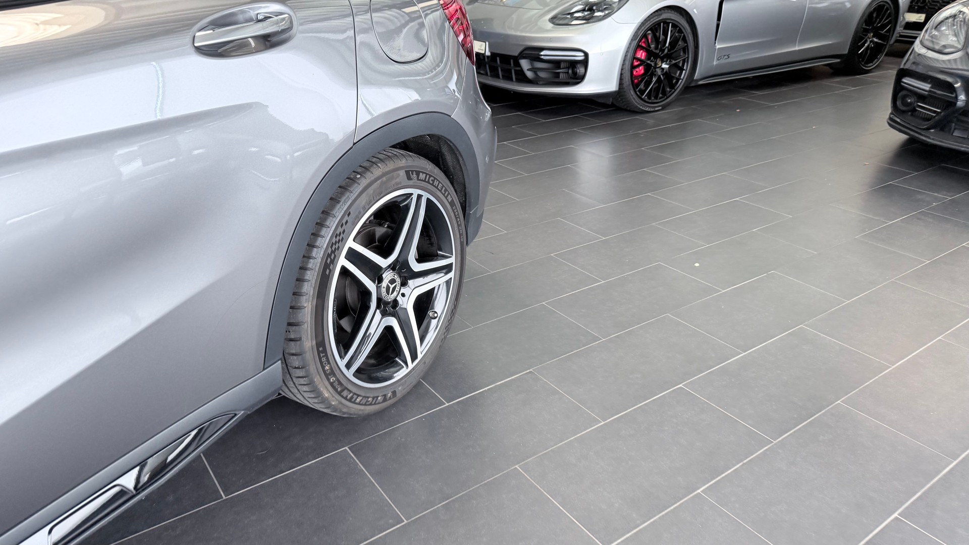 MERCEDES-BENZ GLA 250 AMG Line 4m-image-8