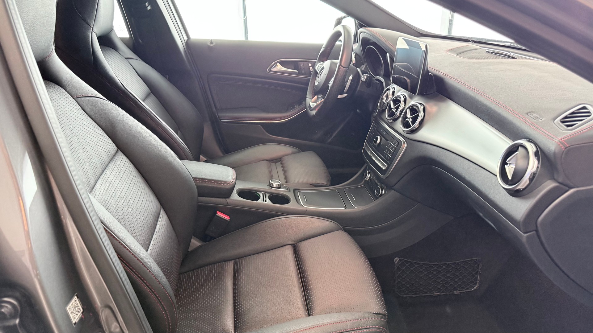 MERCEDES-BENZ GLA 250 AMG Line 4m-image-23