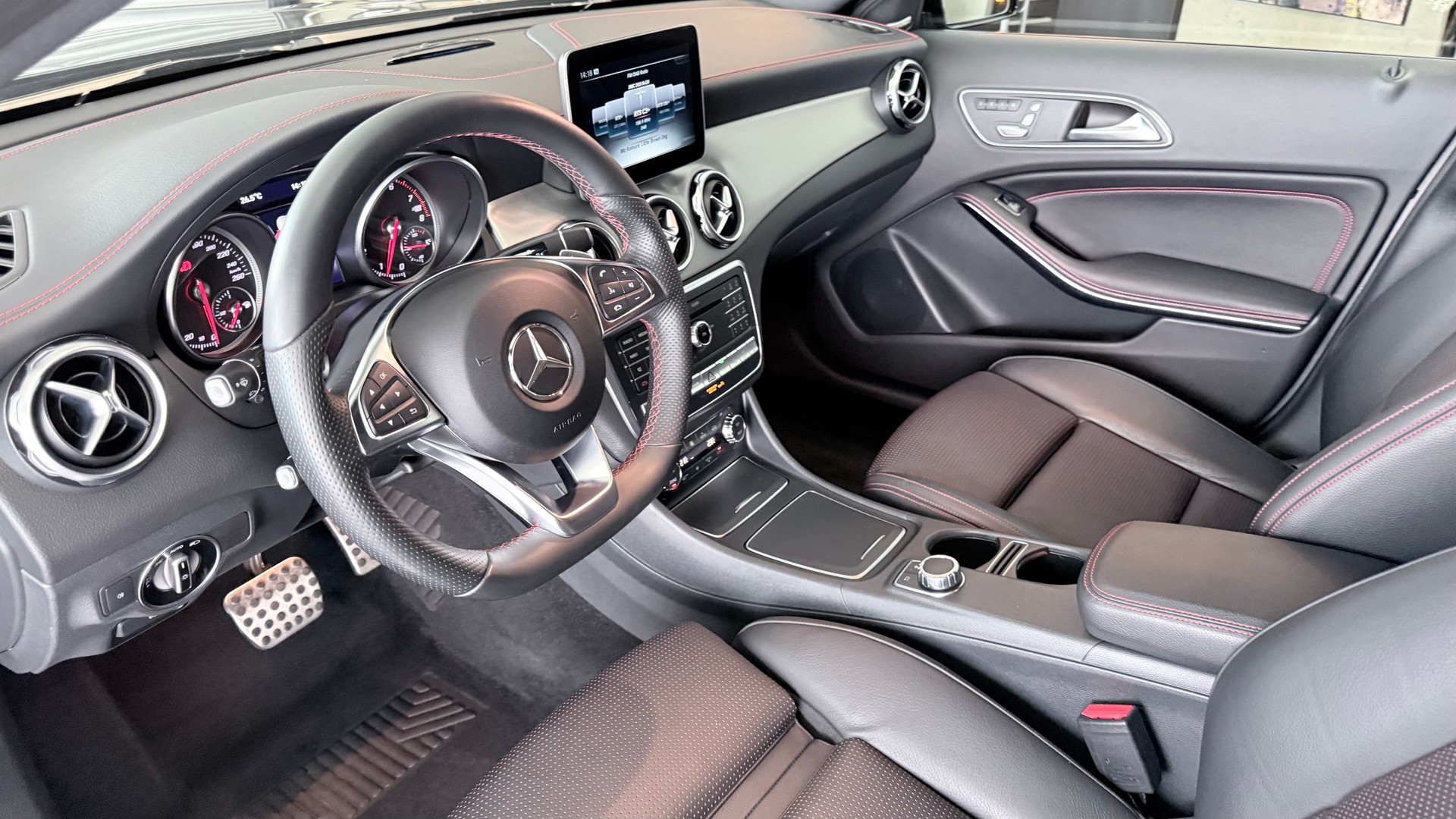 MERCEDES-BENZ GLA 250 AMG Line 4m-image-10