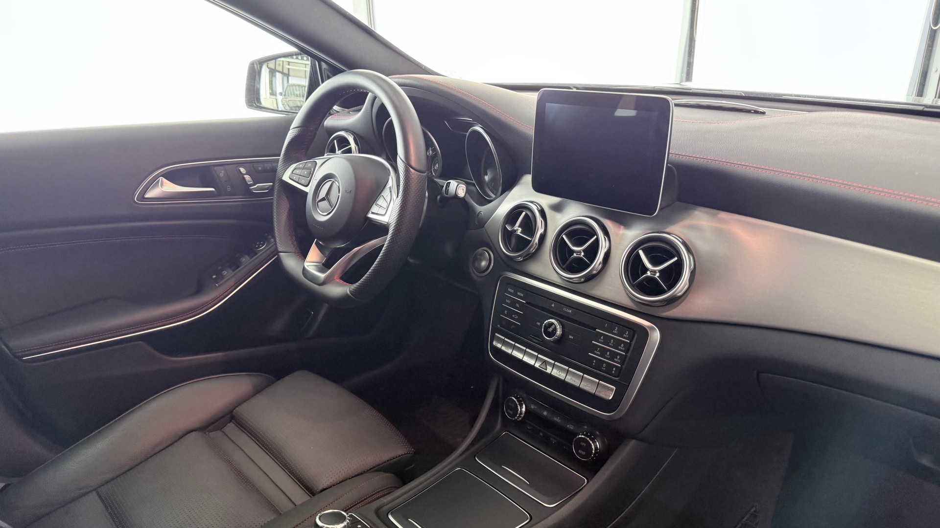 MERCEDES-BENZ GLA 250 AMG Line 4m-image-24