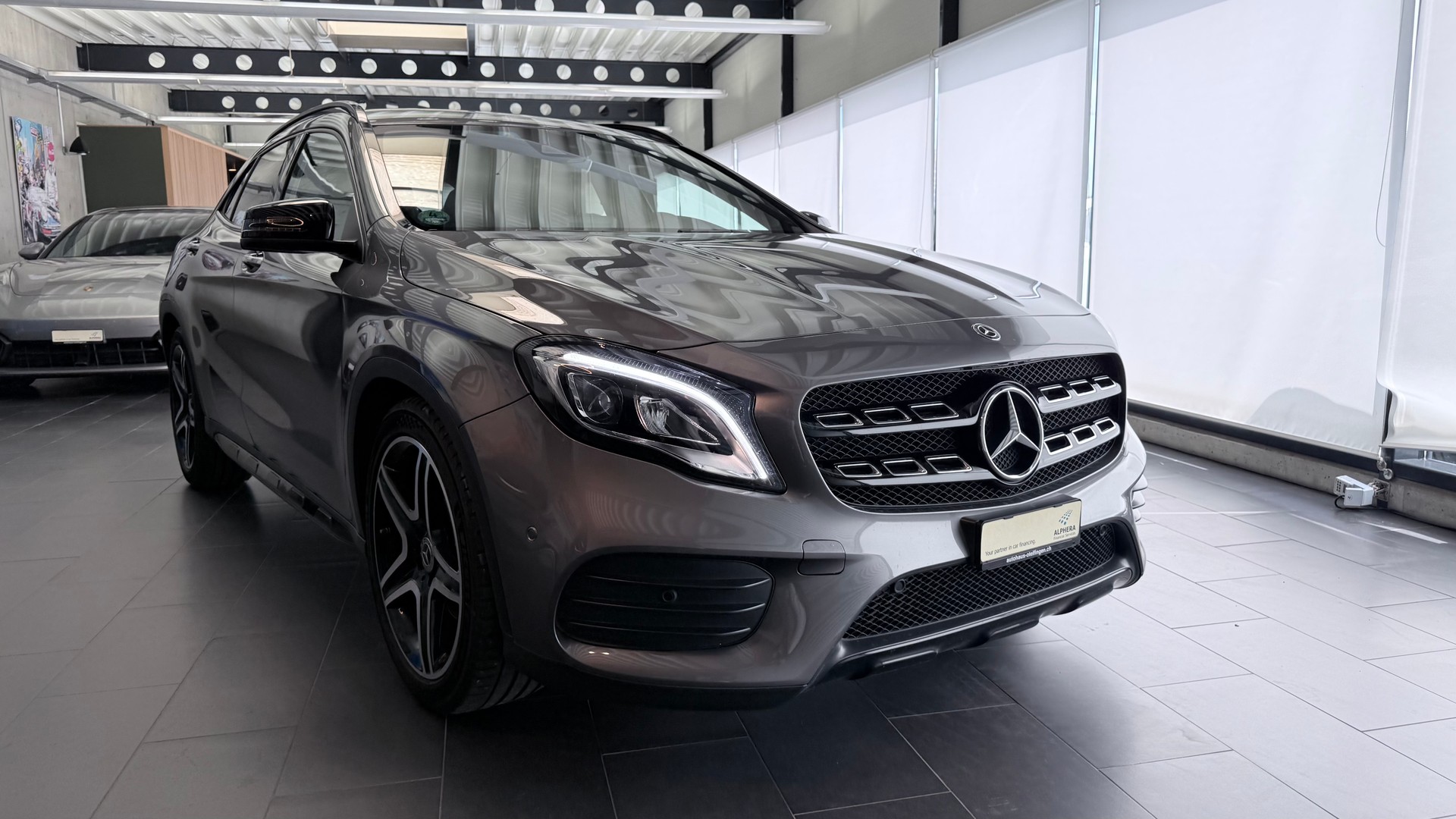 MERCEDES-BENZ GLA 250 AMG Line 4m-image-3
