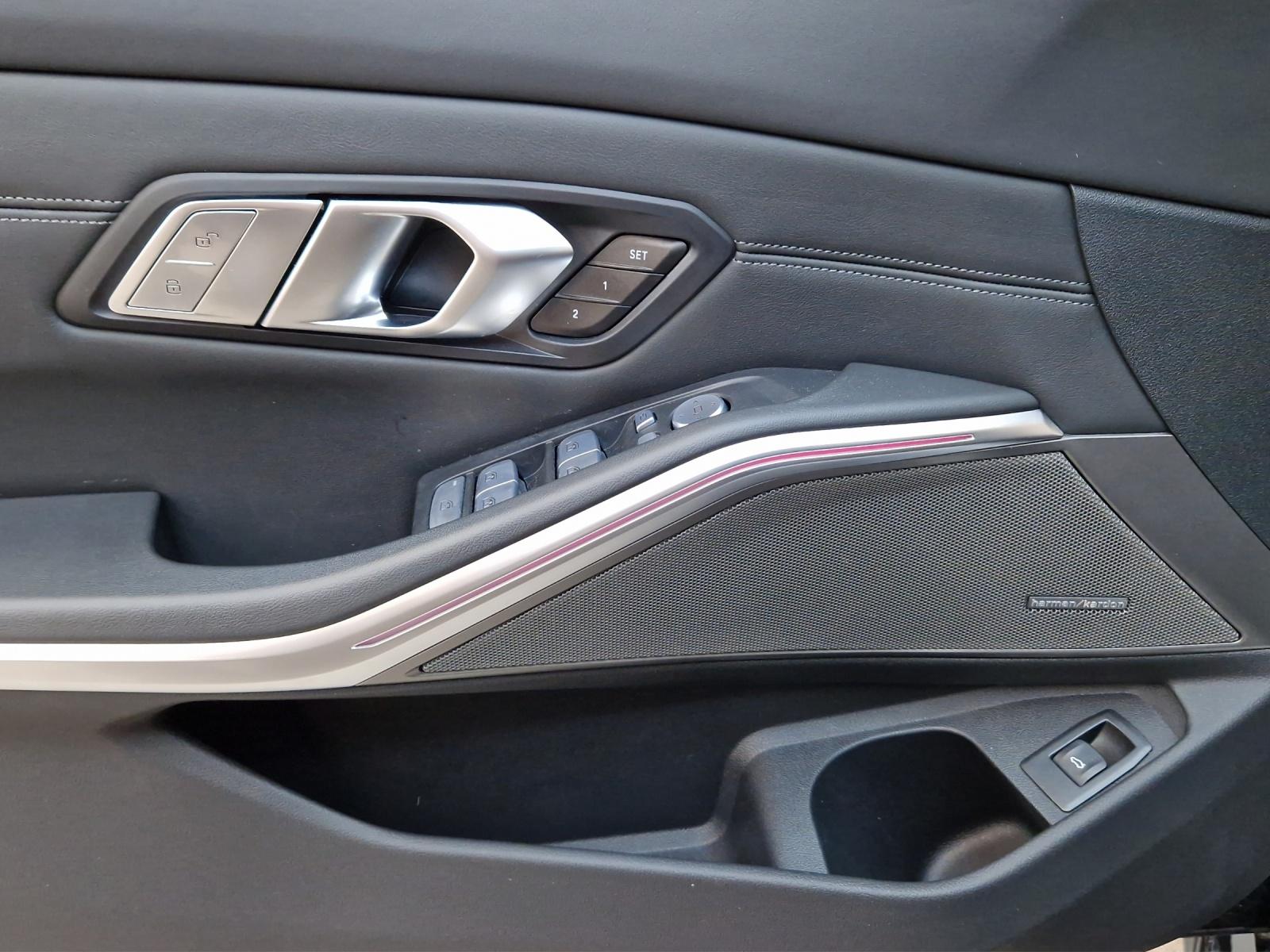 BMW M3 Competition M xDrive Touring-image-16