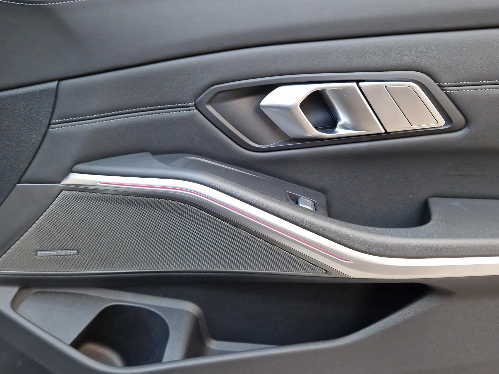 BMW M3 Competition M xDrive Touring-image-18