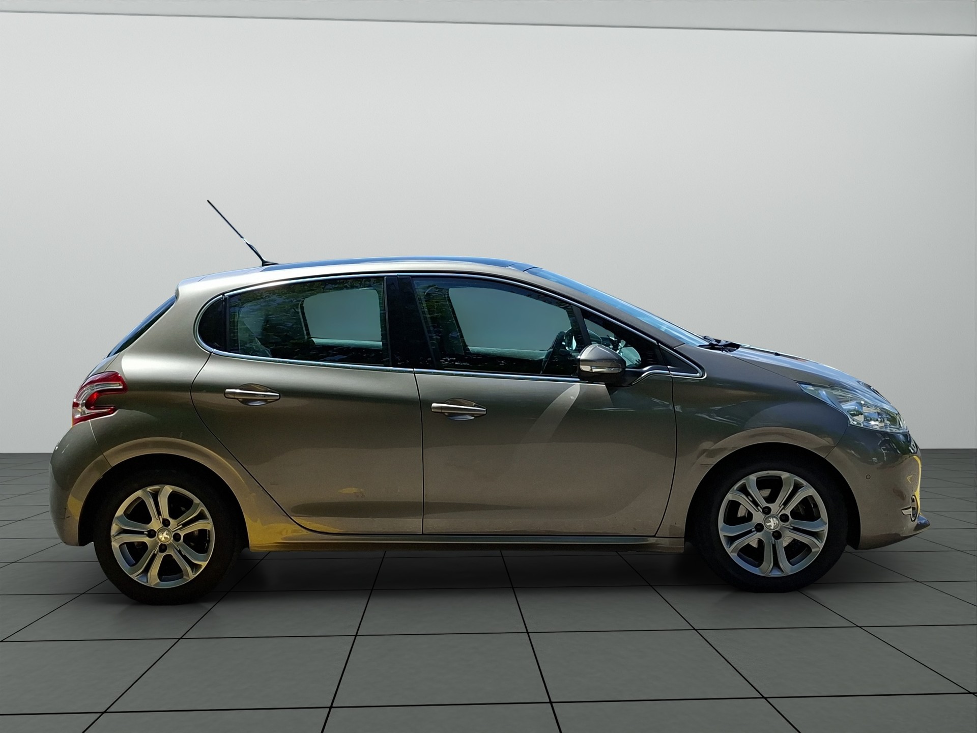 PEUGEOT 208 1.6 VTI Allure-image-6