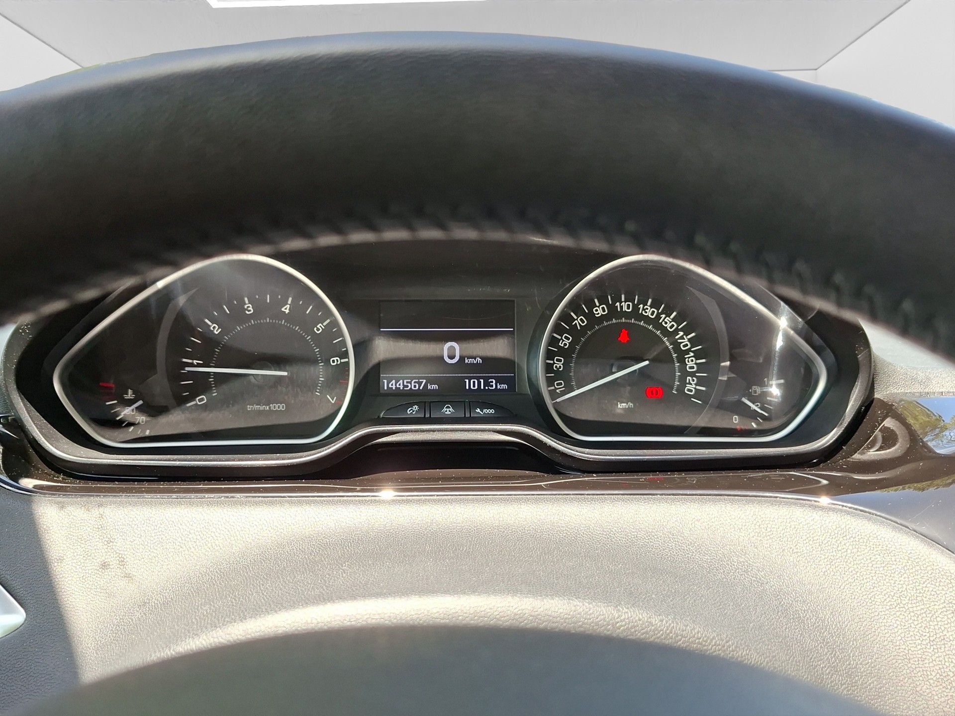 PEUGEOT 208 1.6 VTI Allure-image-10