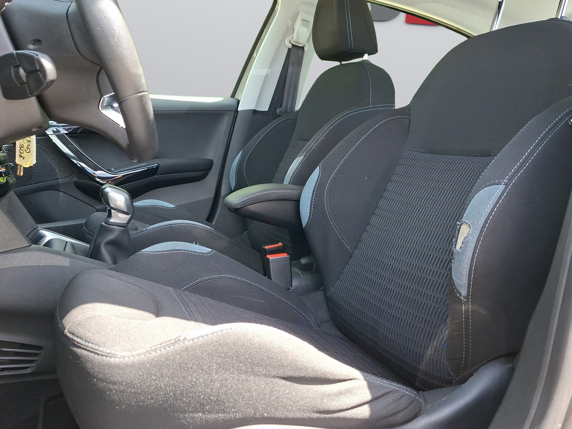 PEUGEOT 208 1.6 VTI Allure-image-8
