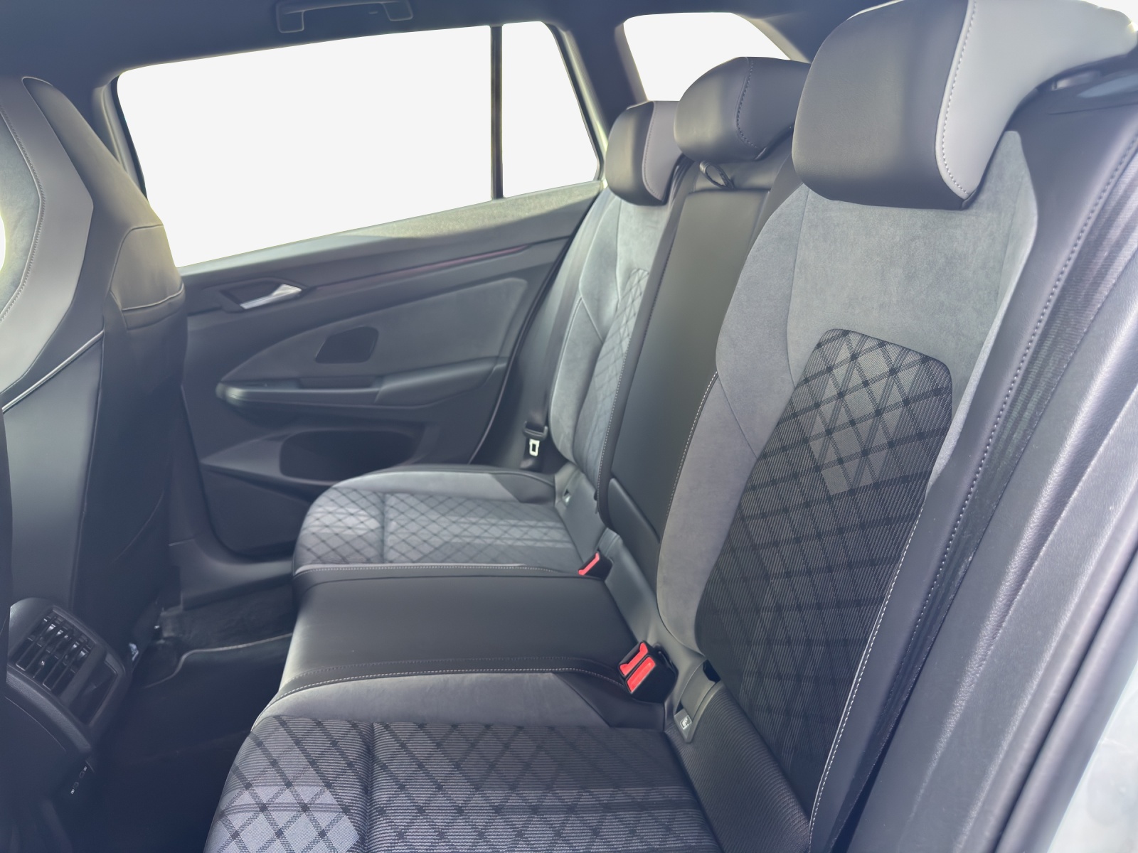 VW Golf Variant 2.0 TSI R-Line DSG 4Motion-image-11