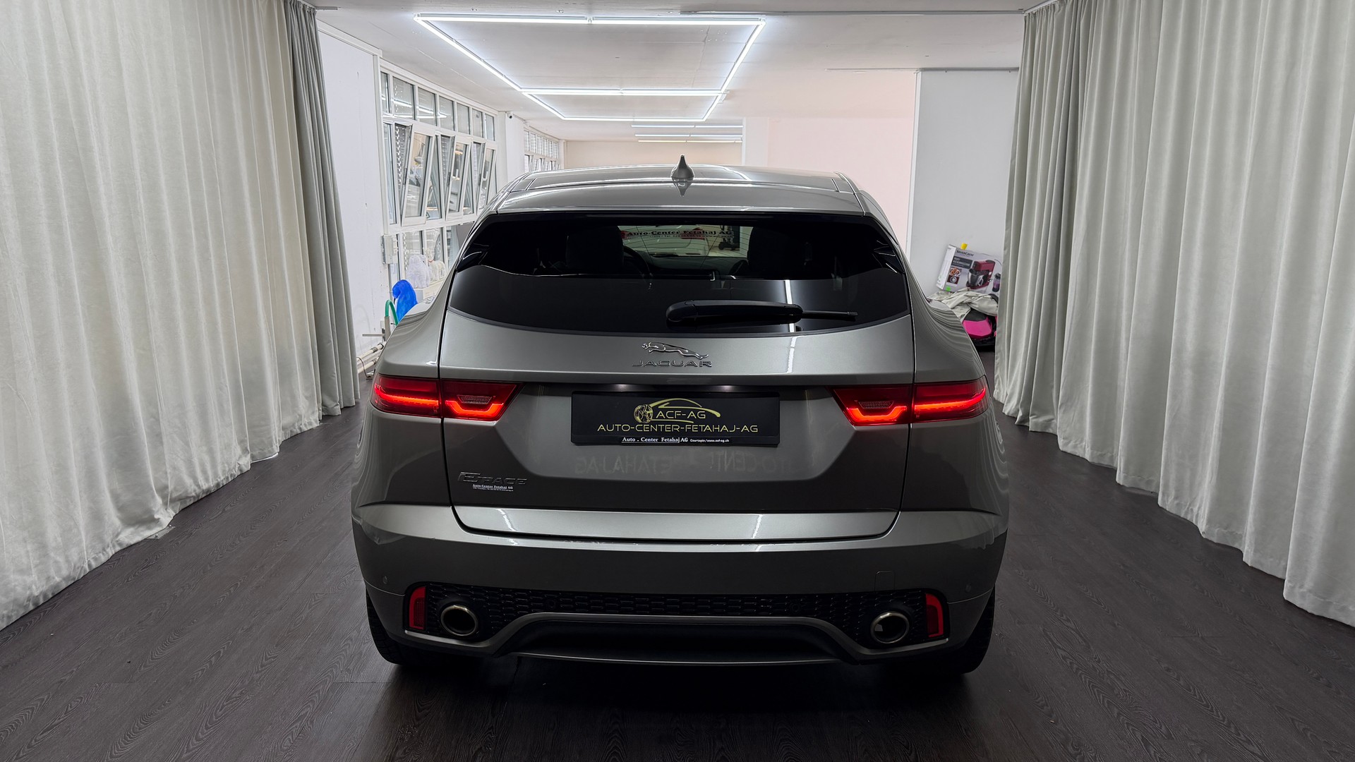 JAGUAR E-Pace 2.0d D240 R-Dynamic SE AWD Automatik-image-4
